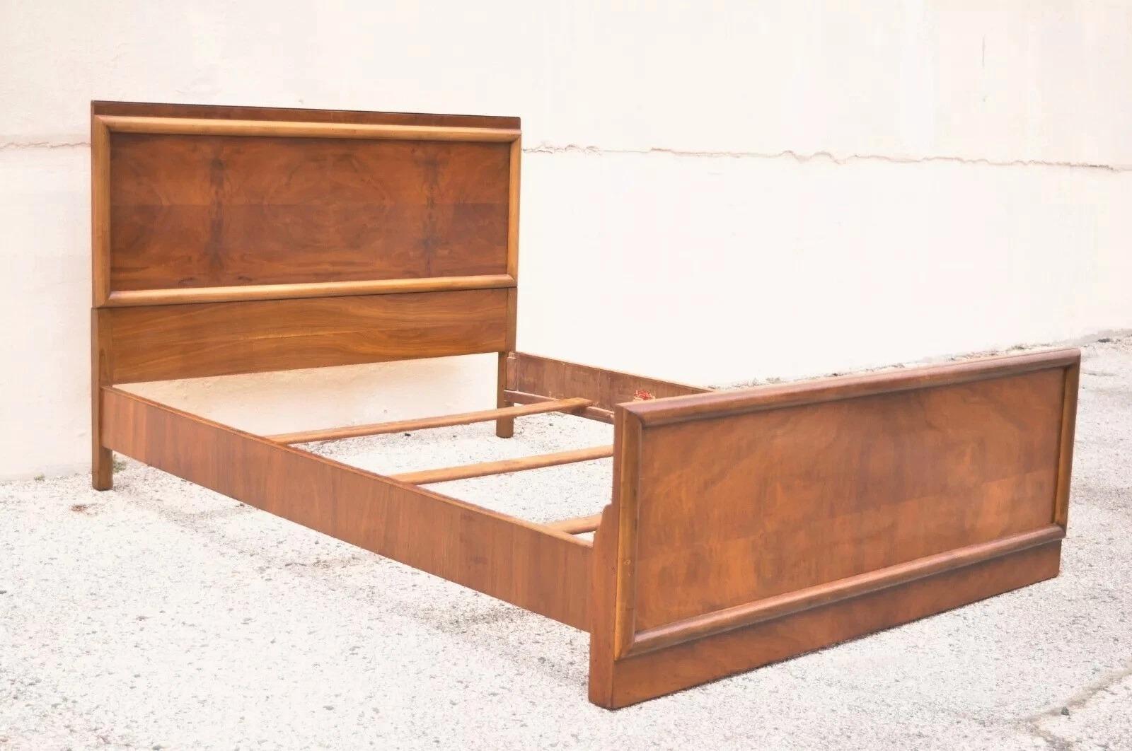 Inviaci un messaggio con il tuo codice postale per richiedere un preventivo per la spedizione negli Stati Uniti.

Telaio per letto completo in noce vintage del Mid Century Modern Art Deco di Joerns Bros. L'articolo presenta una struttura a grandezza