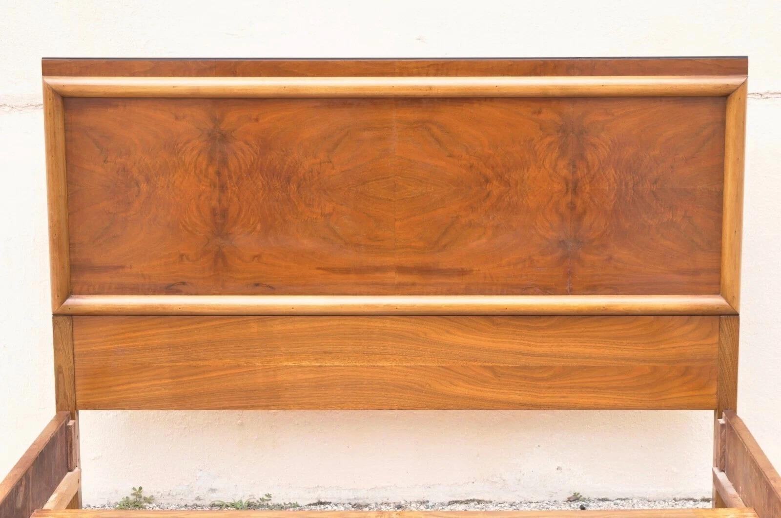 Mid-Century moderno Telaio per letto intero in noce vintage del Mid Century Modern Art Deco di Joerns Bros in vendita