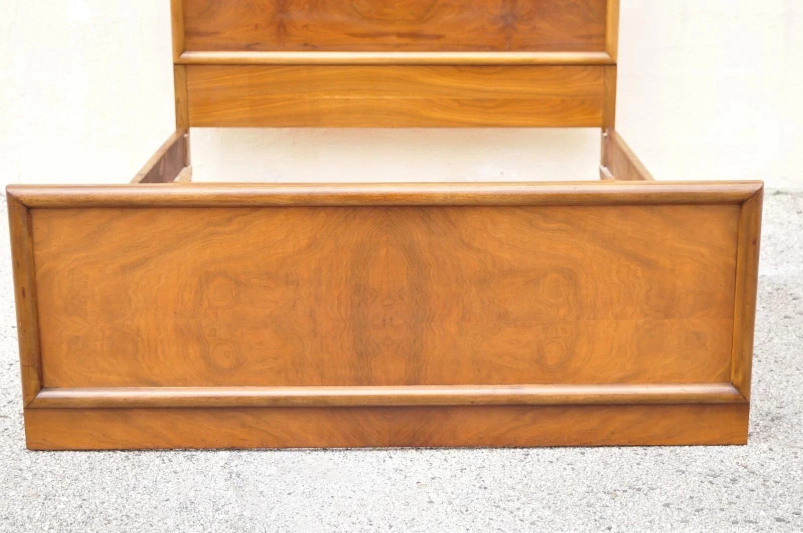 Sconosciuto Telaio per letto intero in noce vintage del Mid Century Modern Art Deco di Joerns Bros in vendita