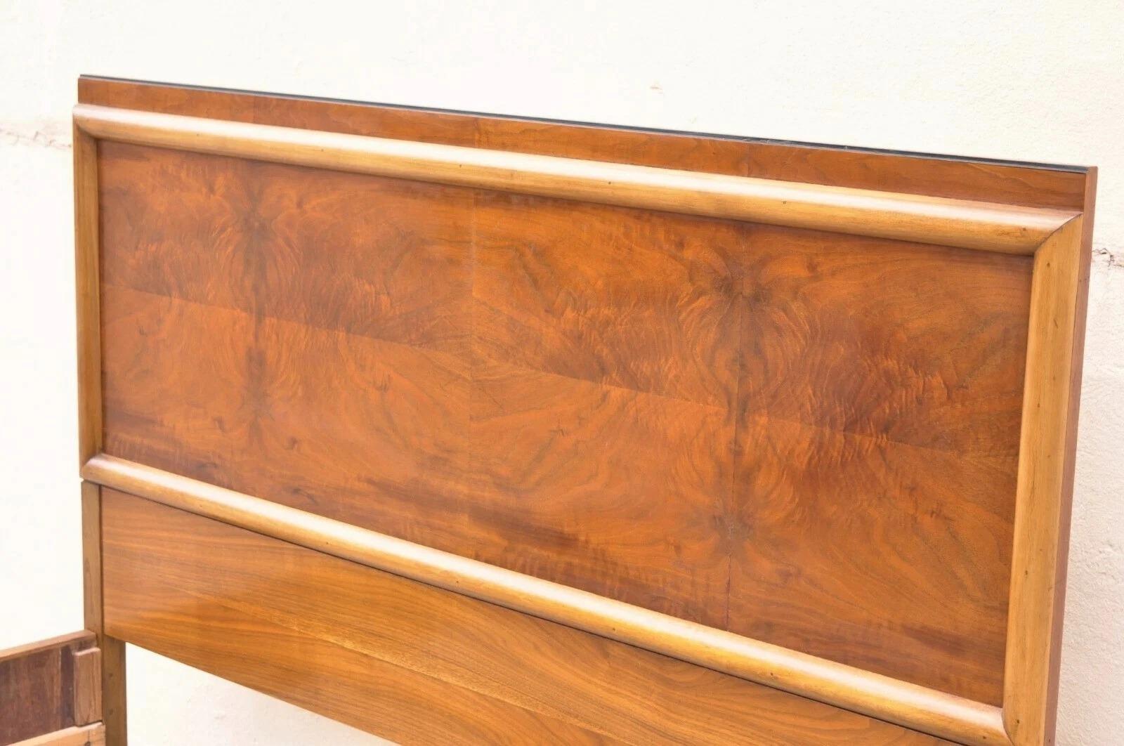 XX secolo Telaio per letto intero in noce vintage del Mid Century Modern Art Deco di Joerns Bros in vendita