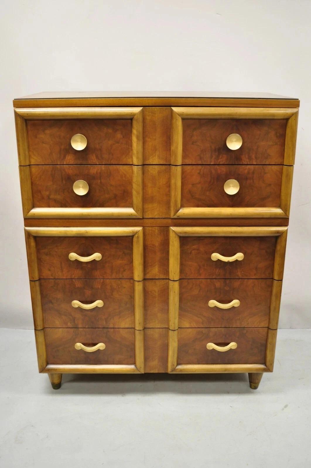 Bitte teilen Sie uns Ihre Postleitzahl mit, um ein günstigeres Angebot für den Versand innerhalb der USA anzufordern.

Vintage Mid Century Modern/Art Burl Deco Walnut Tall Chest Dresser von Joerns Bros. Messingkappenfüße, schöne Holzmaserung, 5
