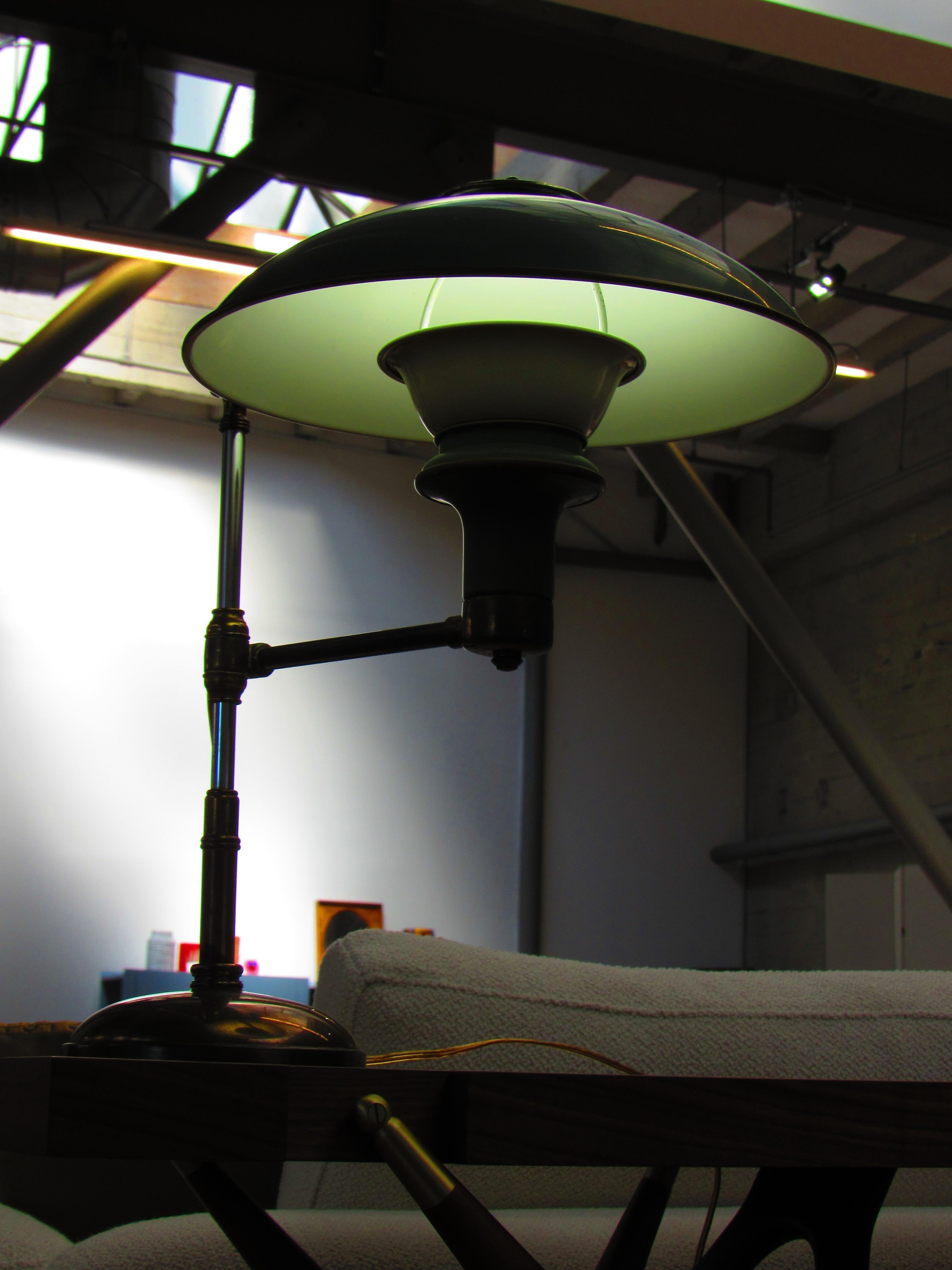 Lampe de table Cantilever, laiton, âge atomique Bon état - En vente à San Francisco, US