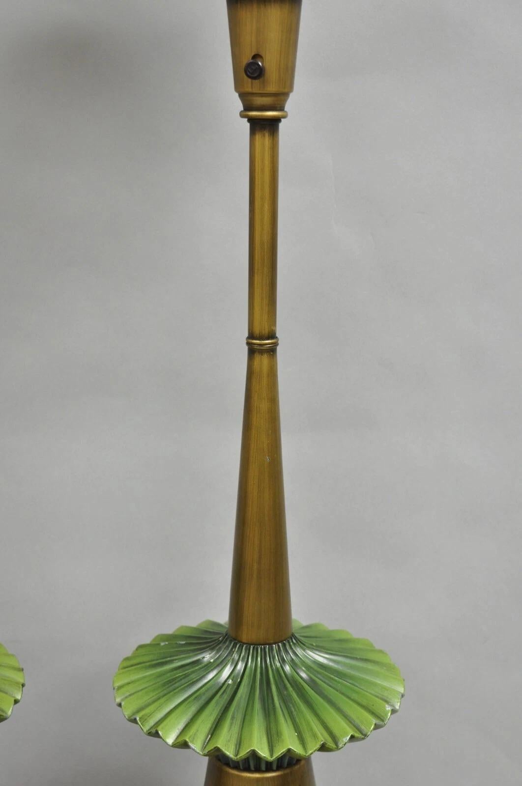 Lámpara de sobremesa dorada Vintage Mid Century Modern Atomic Era Green Flying Saucer - Pareja en venta 4