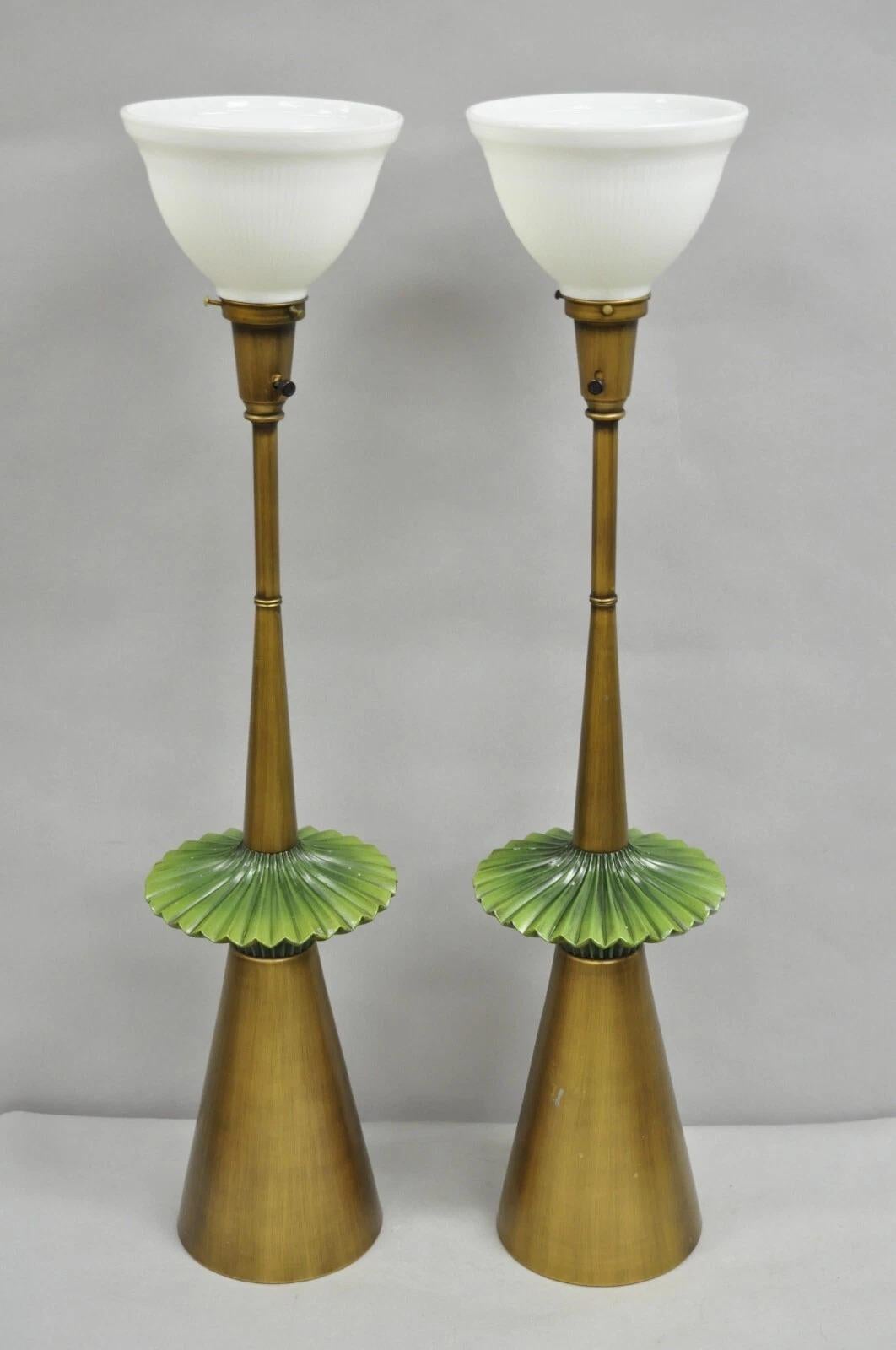 Lámpara de sobremesa dorada Vintage Mid Century Modern Atomic Era Green Flying Saucer - Pareja en venta 7