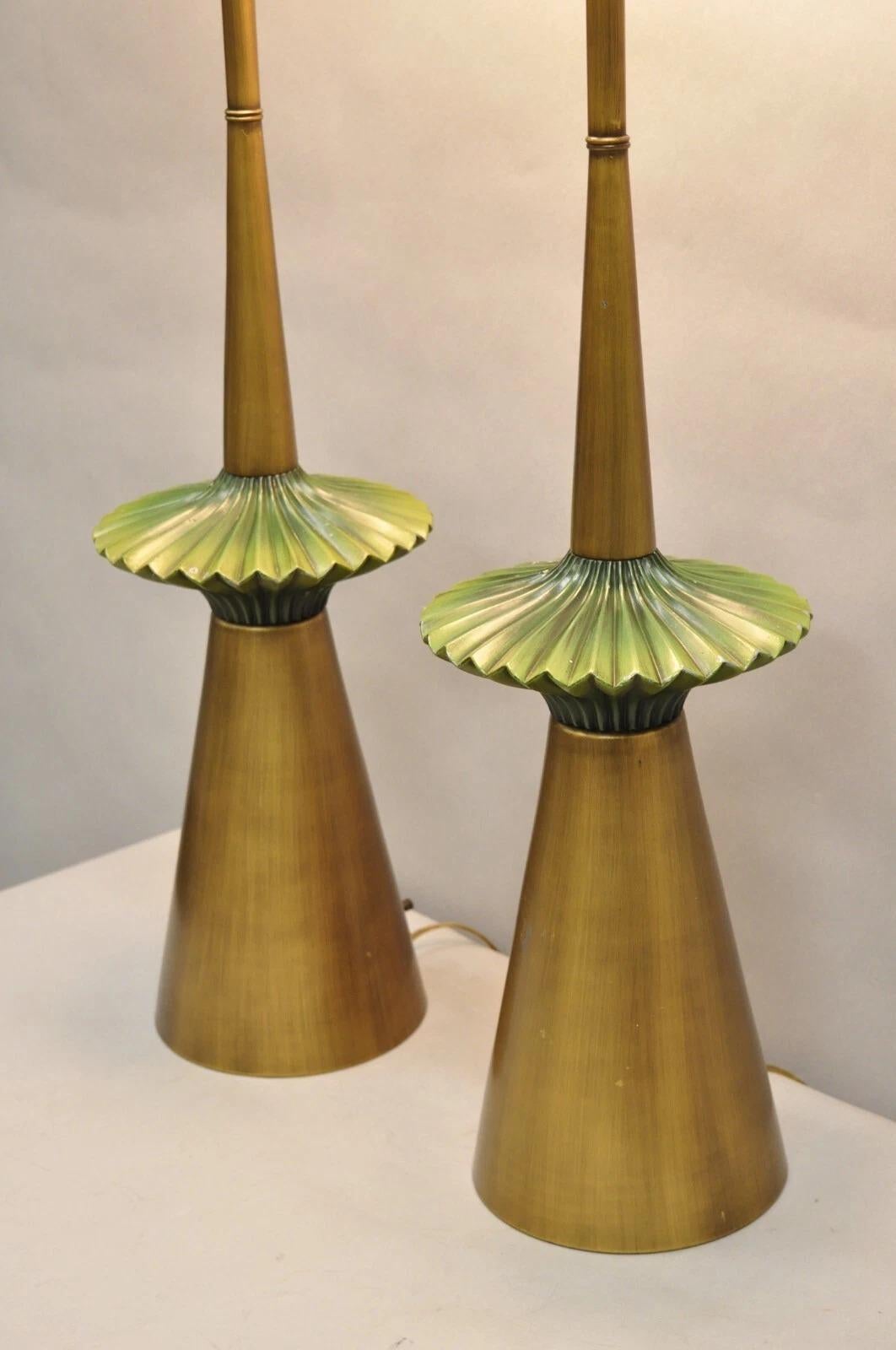 Lámpara de sobremesa dorada Vintage Mid Century Modern Atomic Era Green Flying Saucer - Pareja Moderno de mediados de siglo en venta