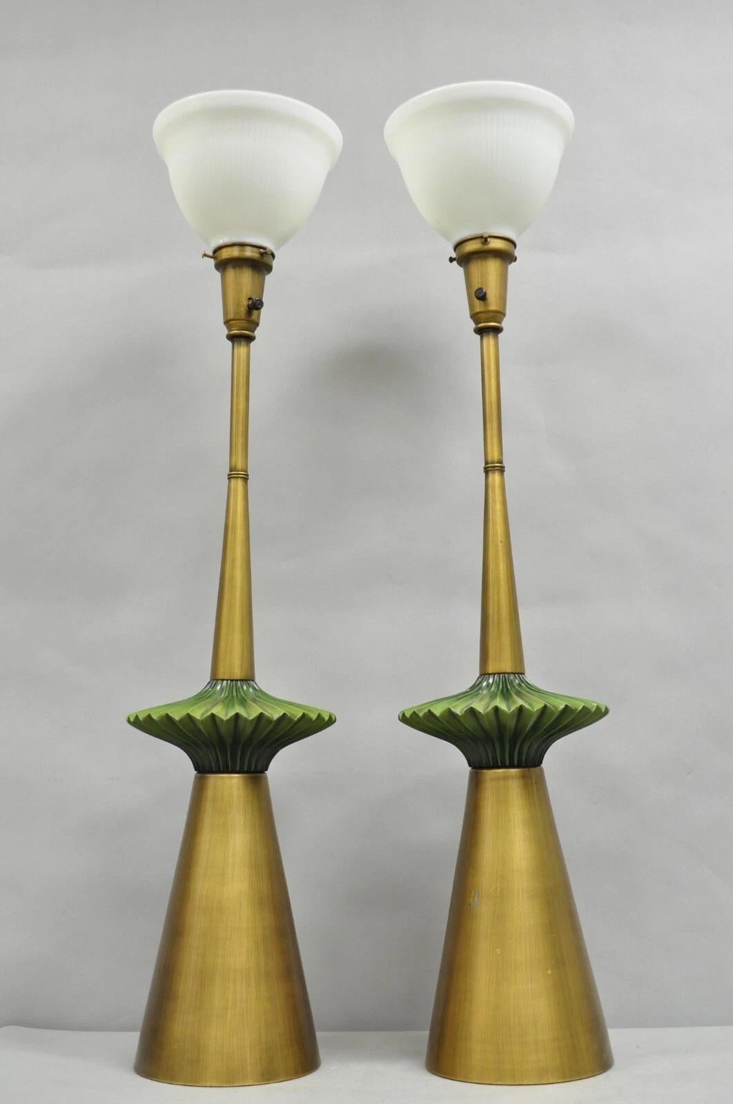 Lámpara de sobremesa dorada Vintage Mid Century Modern Atomic Era Green Flying Saucer - Pareja Desconocido en venta
