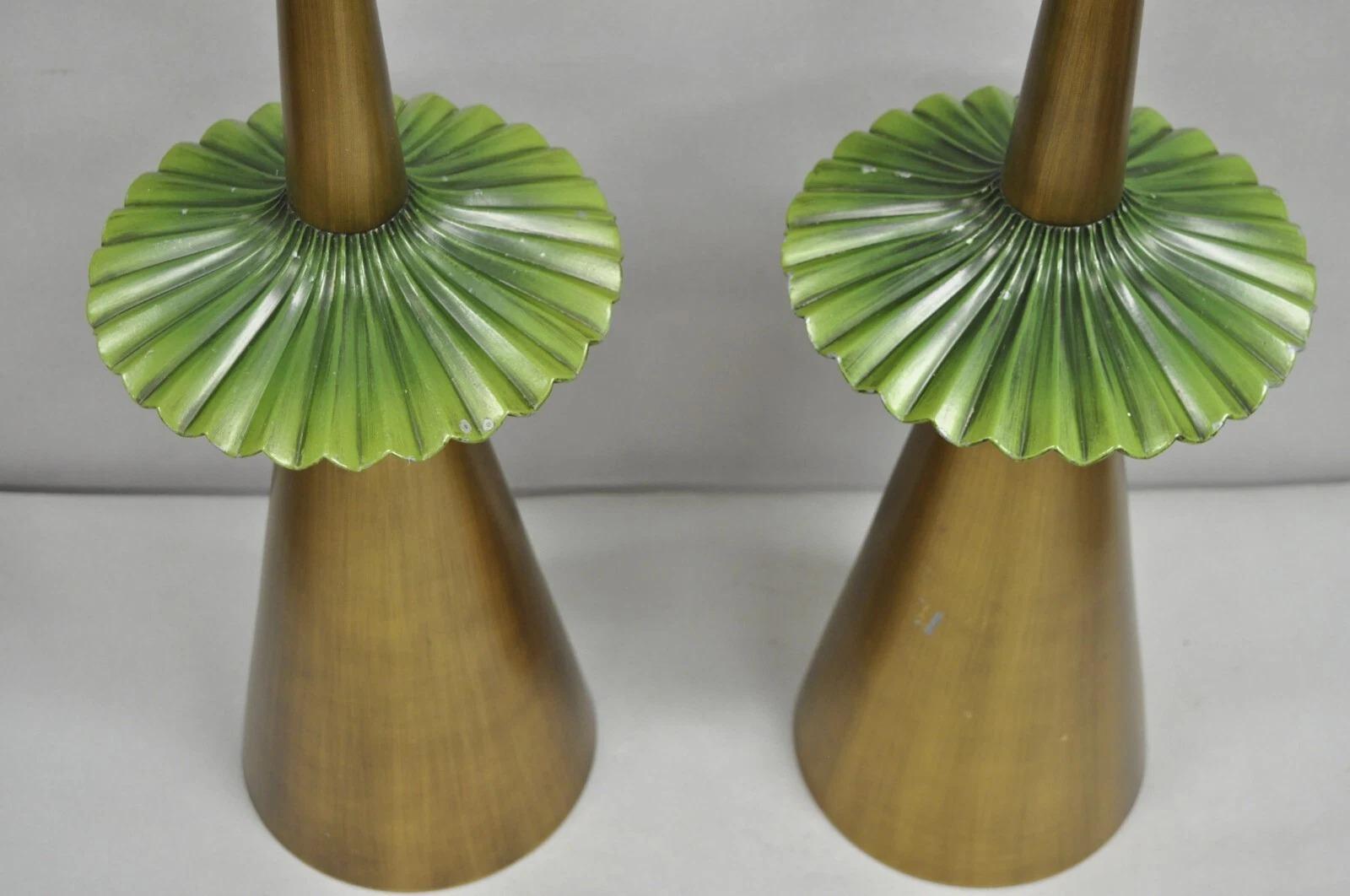 Lámpara de sobremesa dorada Vintage Mid Century Modern Atomic Era Green Flying Saucer - Pareja en Bueno estado para la venta en Philadelphia, PA
