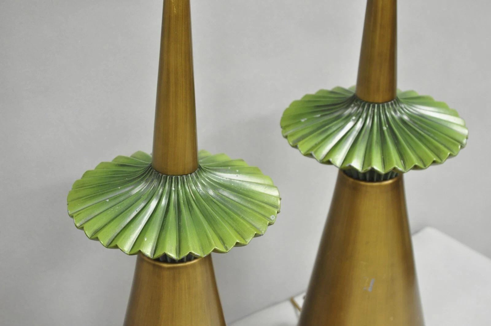 Lámpara de sobremesa dorada Vintage Mid Century Modern Atomic Era Green Flying Saucer - Pareja siglo XX en venta