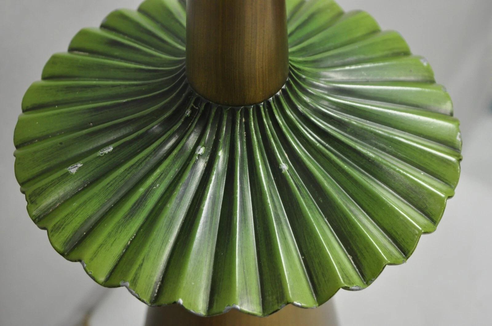 Lámpara de sobremesa dorada Vintage Mid Century Modern Atomic Era Green Flying Saucer - Pareja Metal en venta