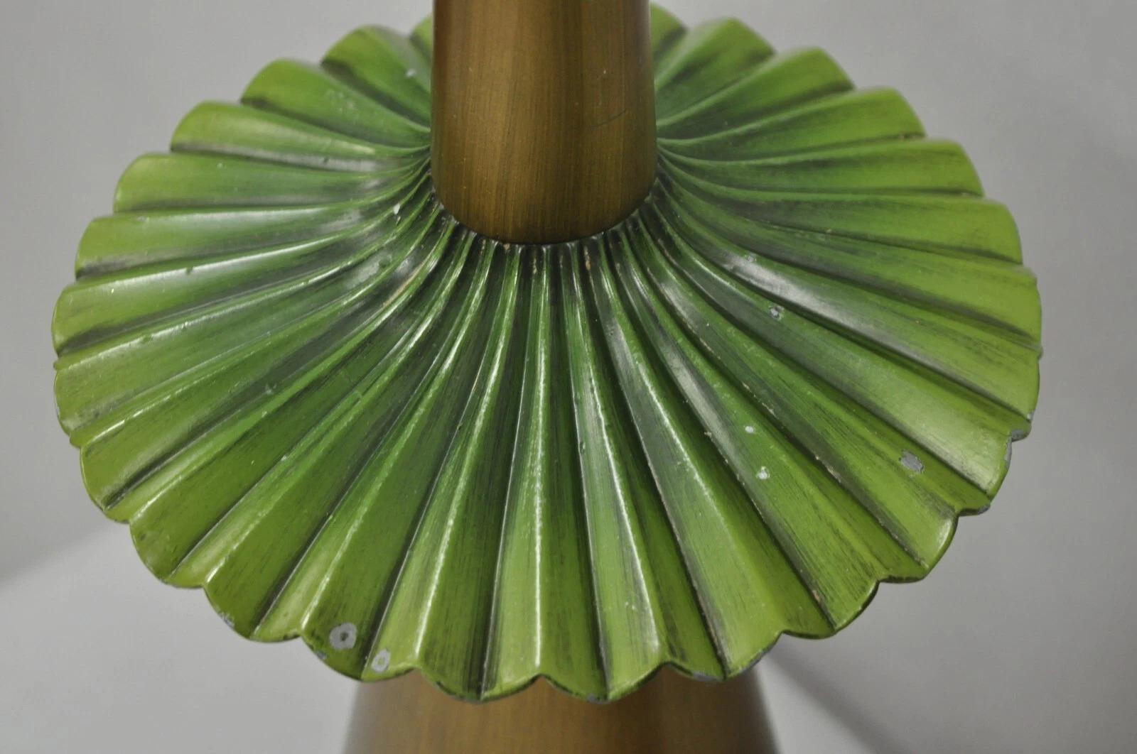 Lámpara de sobremesa dorada Vintage Mid Century Modern Atomic Era Green Flying Saucer - Pareja en venta 1