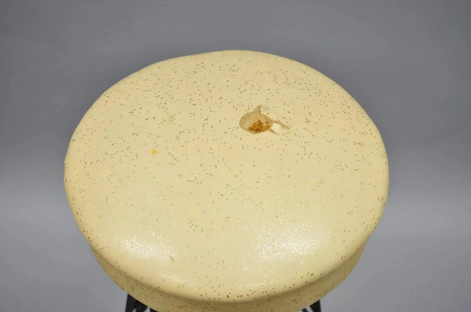 Vintage Mid Century Modern Atomic Era Swivel Wrought Iron Metal Hairpin Barstool In condizioni buone in vendita a Philadelphia, PA