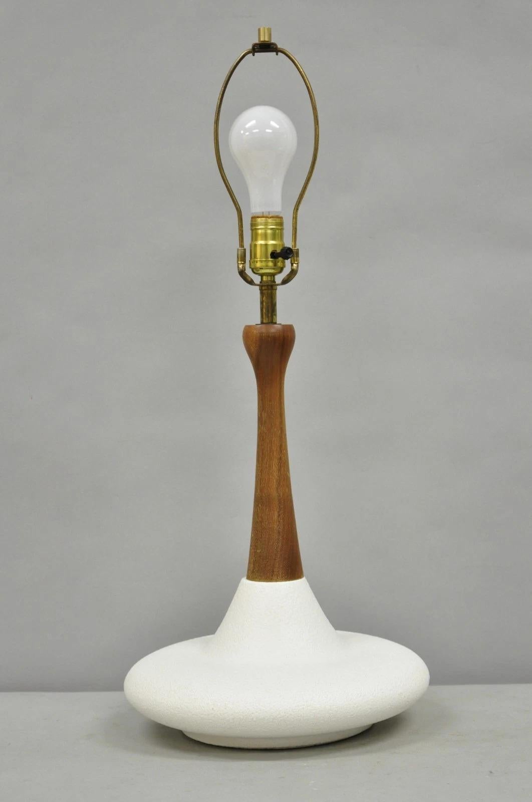 Vintage Mid Century Modern Atomic Era Teak Holz Weiß Keramik Keramik Tischlampe im Angebot 5