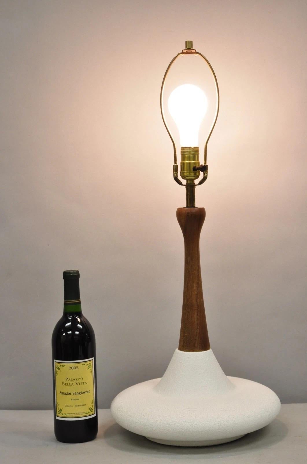Vintage Mid Century Modern Atomic Era Teak Holz Weiß Texturierte Keramik Keramik Tischlampe. Circa Mitte des 20. Jahrhunderts. Abmessungen: 27