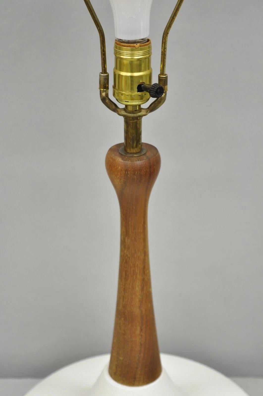 Vintage Mid Century Modern Atomic Era Teak Holz Weiß Keramik Keramik Tischlampe (Moderne der Mitte des Jahrhunderts) im Angebot