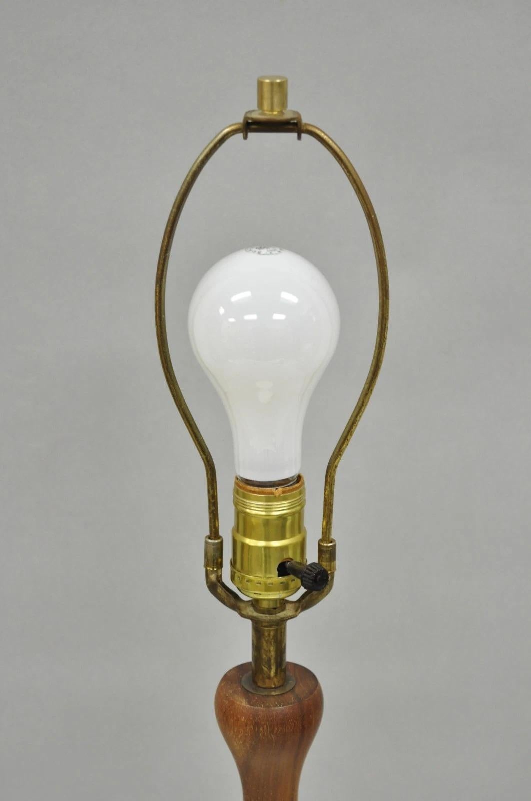 Vintage Mid Century Modern Atomic Era Teak Holz Weiß Keramik Keramik Tischlampe (Unbekannt) im Angebot