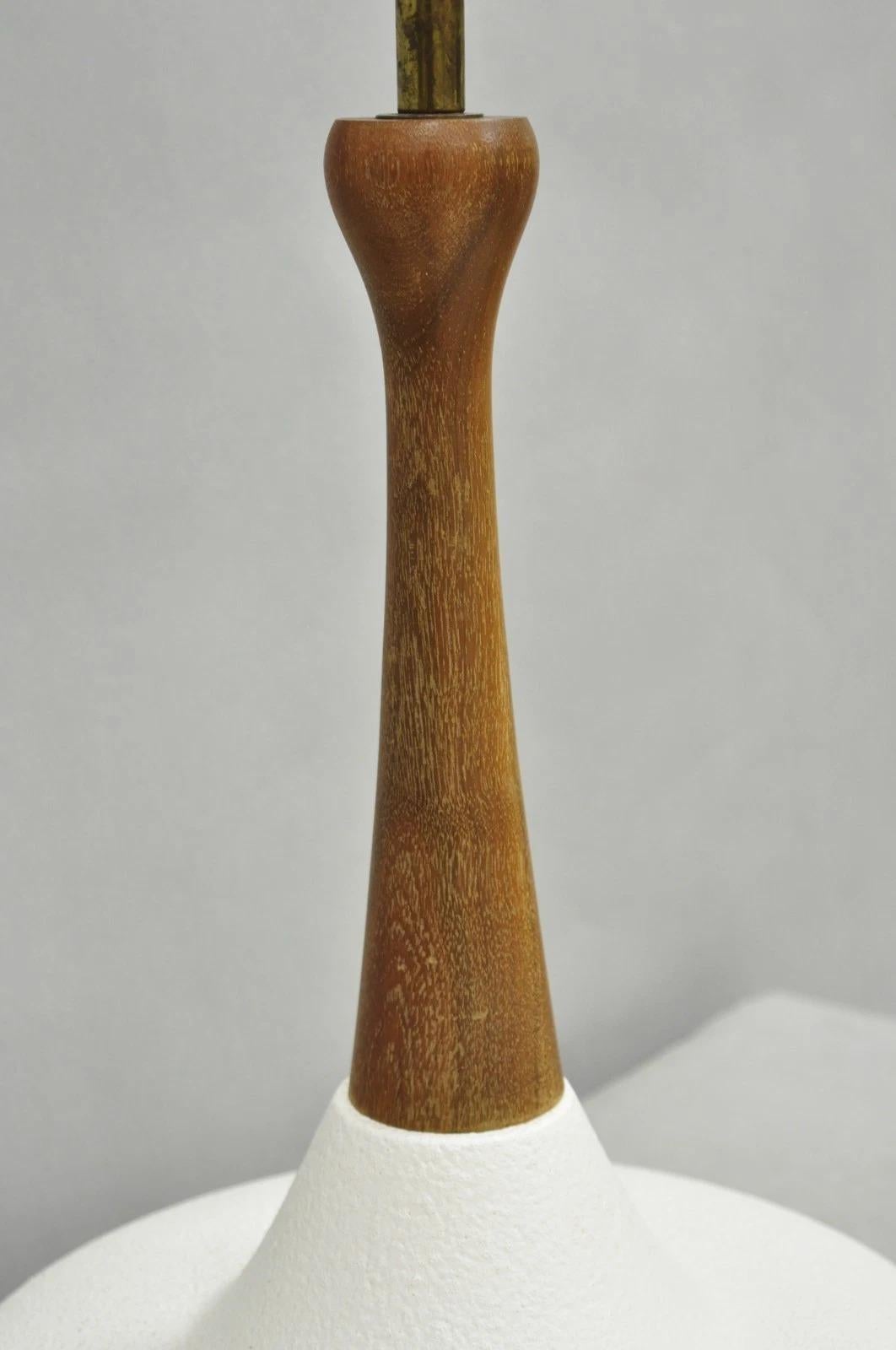 Vintage Mid Century Modern Atomic Era Teak Holz Weiß Keramik Keramik Tischlampe im Angebot 2
