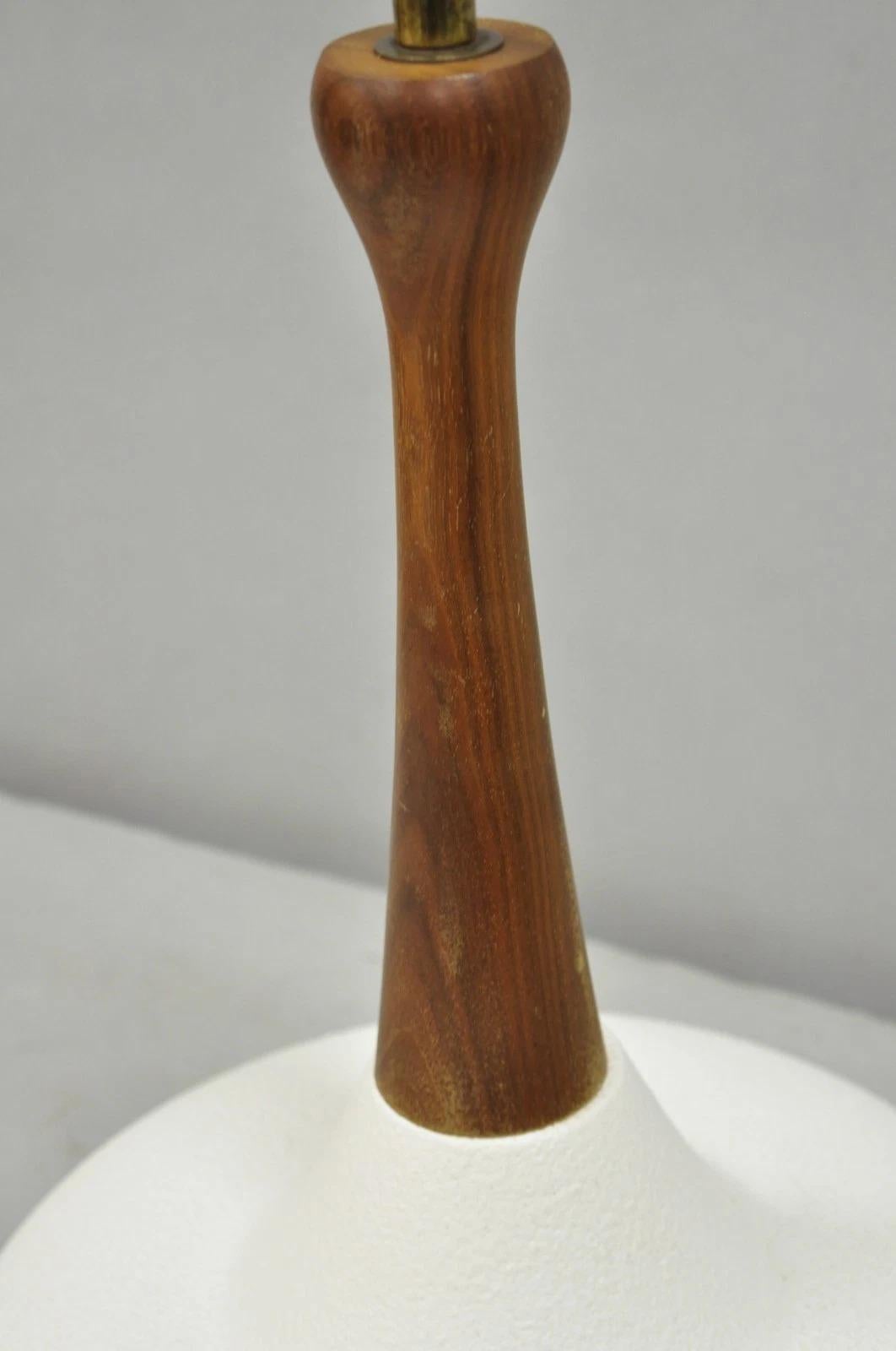 Vintage Mid Century Modern Atomic Era Teak Holz Weiß Keramik Keramik Tischlampe im Angebot 3