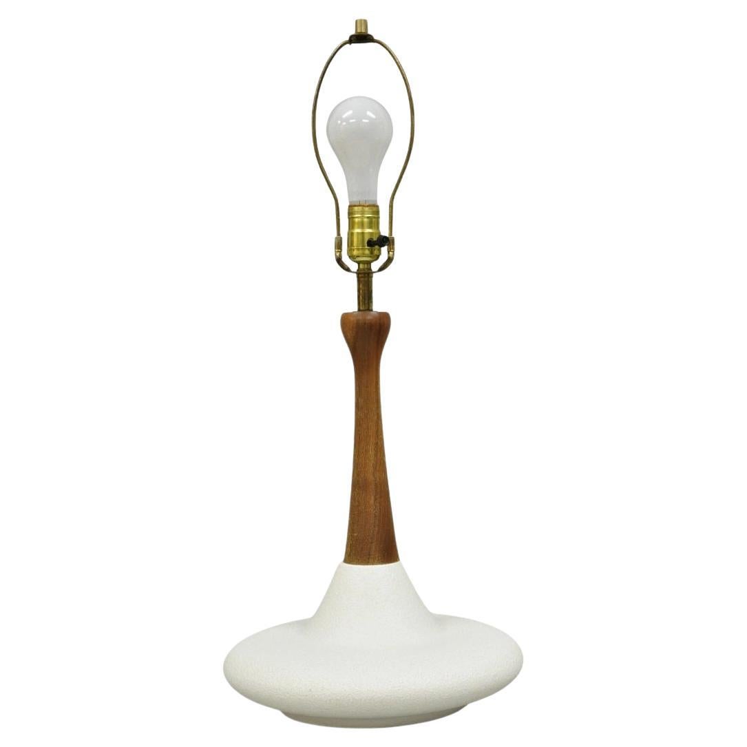 Lampada da tavolo vintage dell'era atomica, in legno di tek e ceramica bianca, della metà del secolo scorso