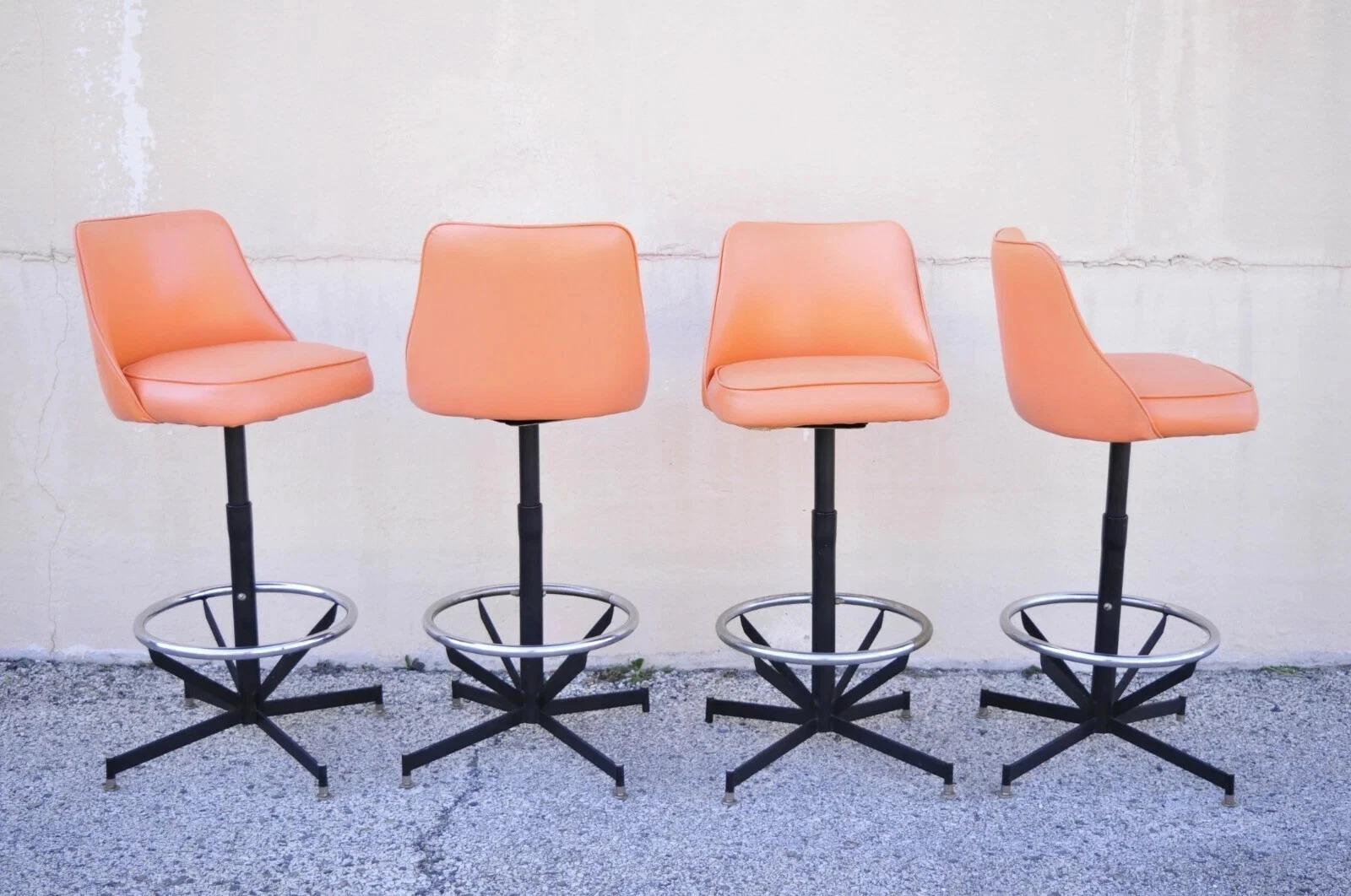 Vintage Mid Century Modern Arancione Atomico Vinile Metallo Sgabelli Girevoli - Set di 4 in vendita 5