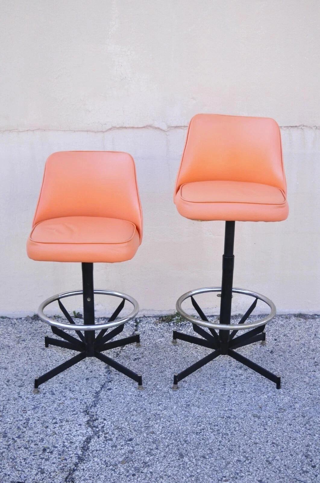 Altro Vintage Mid Century Modern Arancione Atomico Vinile Metallo Sgabelli Girevoli - Set di 4 in vendita