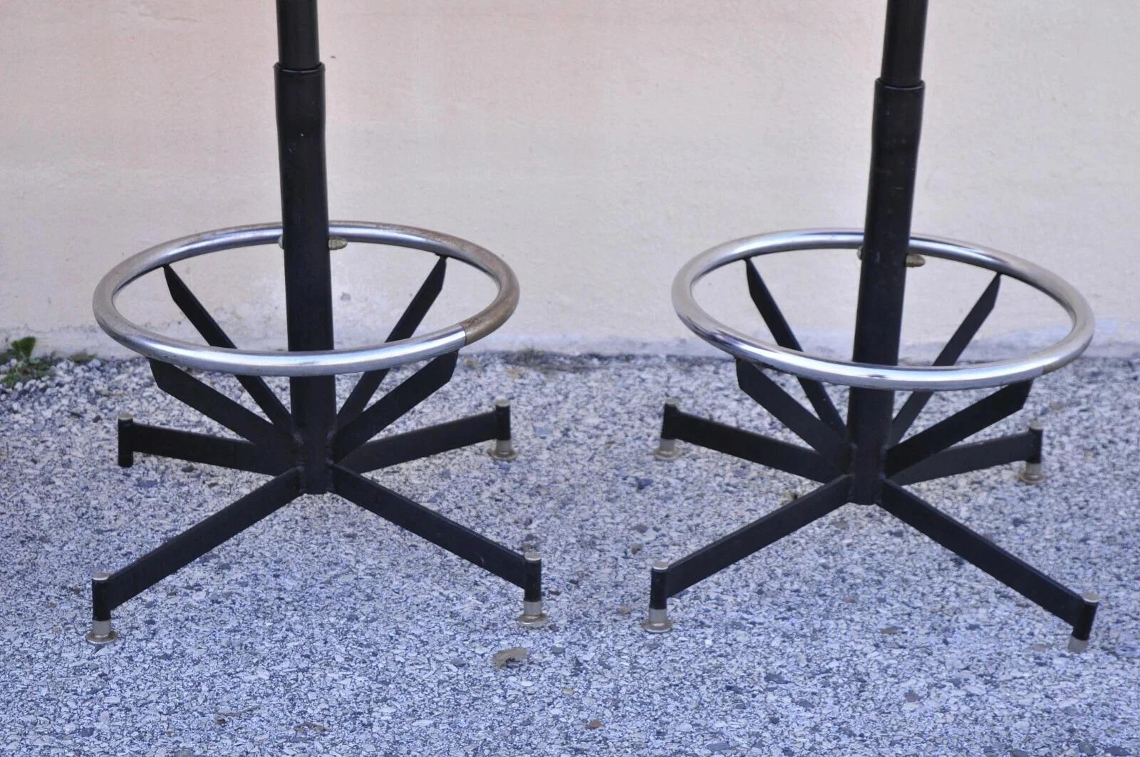 Sconosciuto Vintage Mid Century Modern Arancione Atomico Vinile Metallo Sgabelli Girevoli - Set di 4 in vendita