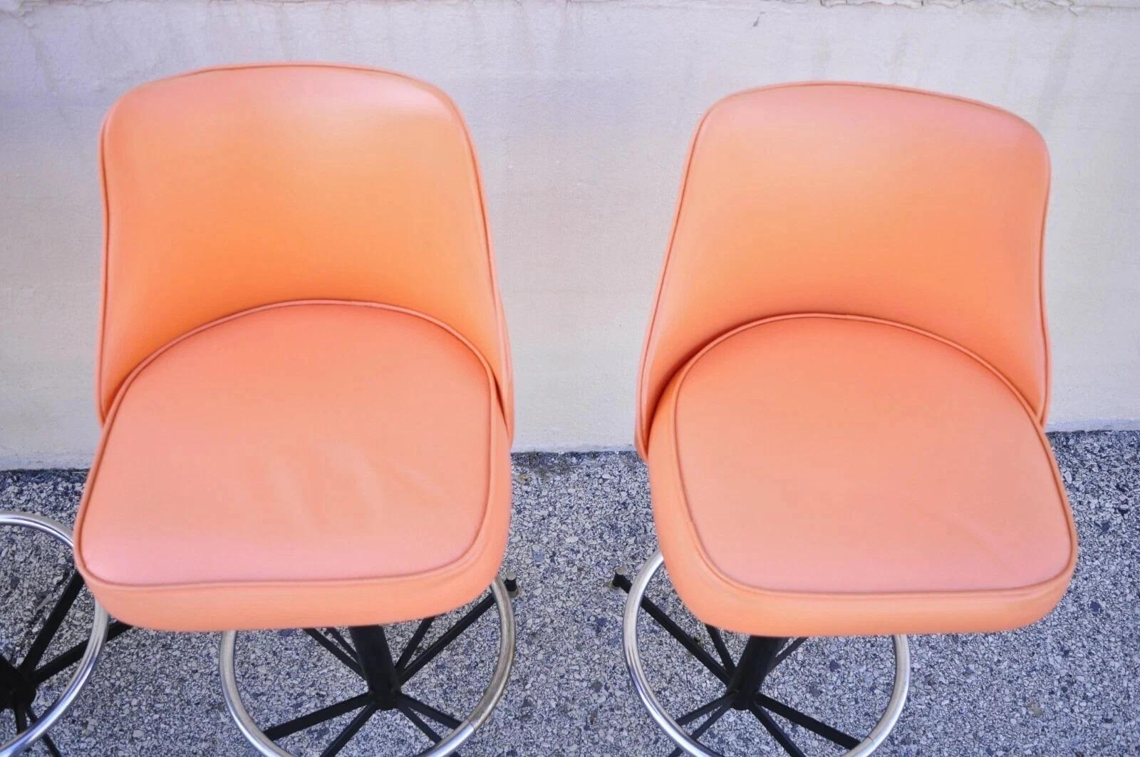 XX secolo Vintage Mid Century Modern Arancione Atomico Vinile Metallo Sgabelli Girevoli - Set di 4 in vendita