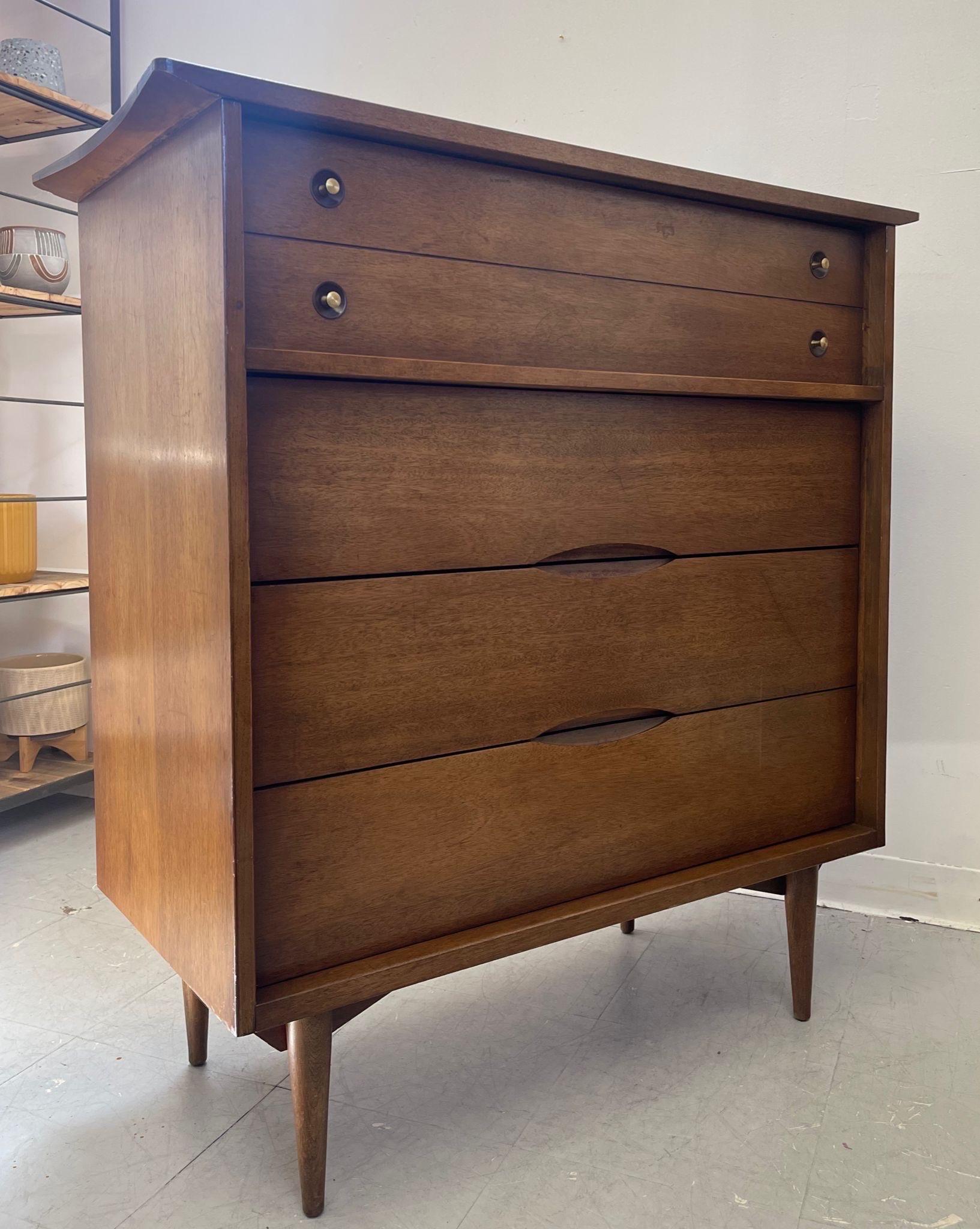 This Dresser features 4 Dovetailed Drawers. The top drawer has brass toned hardware. Similar in style to a Bassett furniture design. Tapered Legs. Curved top grains. Vintage Condition Consistent with Age as Pictured.

Dimensions. 40 W ; 18 D ; 42 H