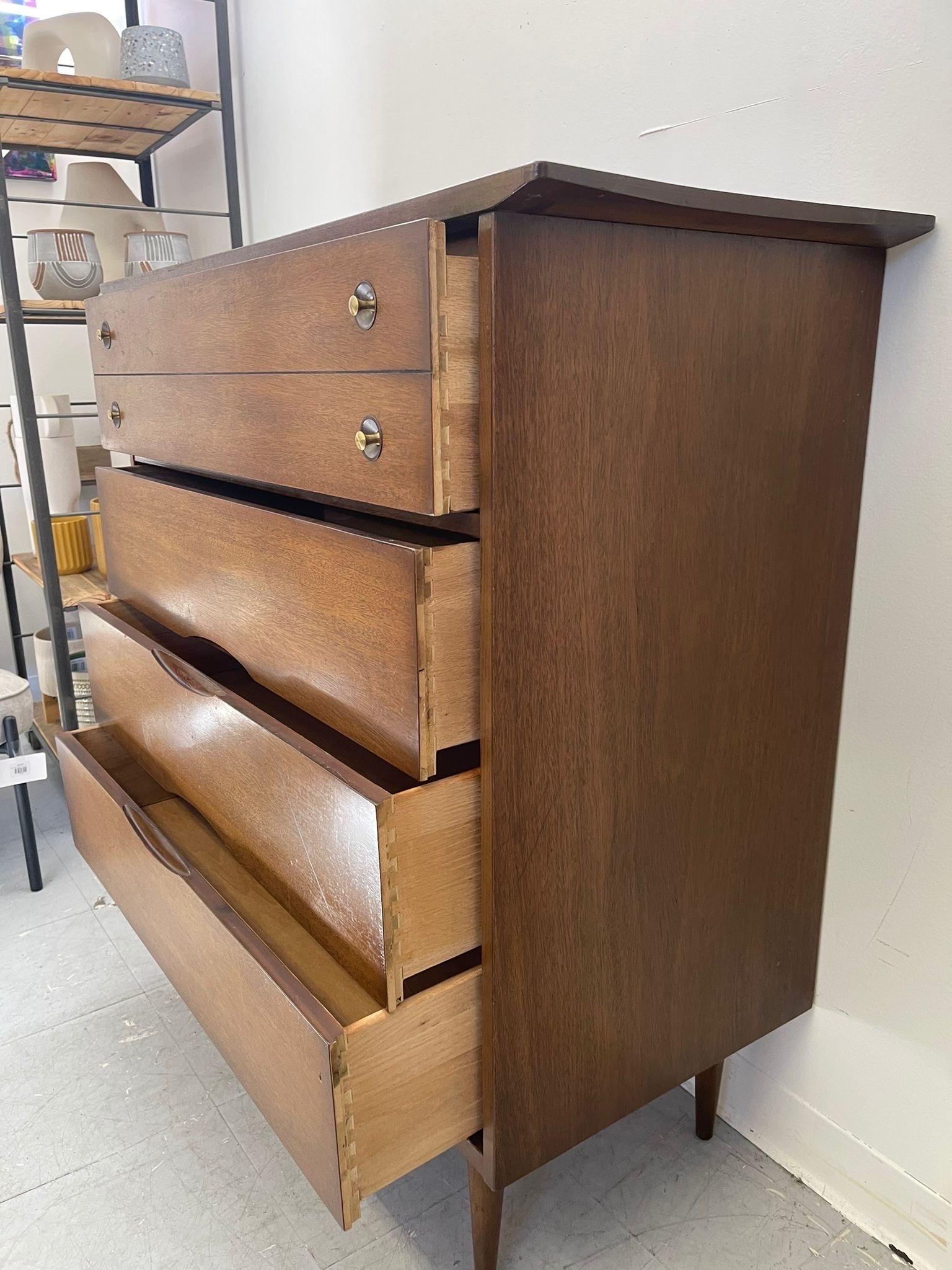 Vintage Mid Century Modern Atomic Shape Walnut Toned Dresser. In Good Condition For Sale In Seattle, WA