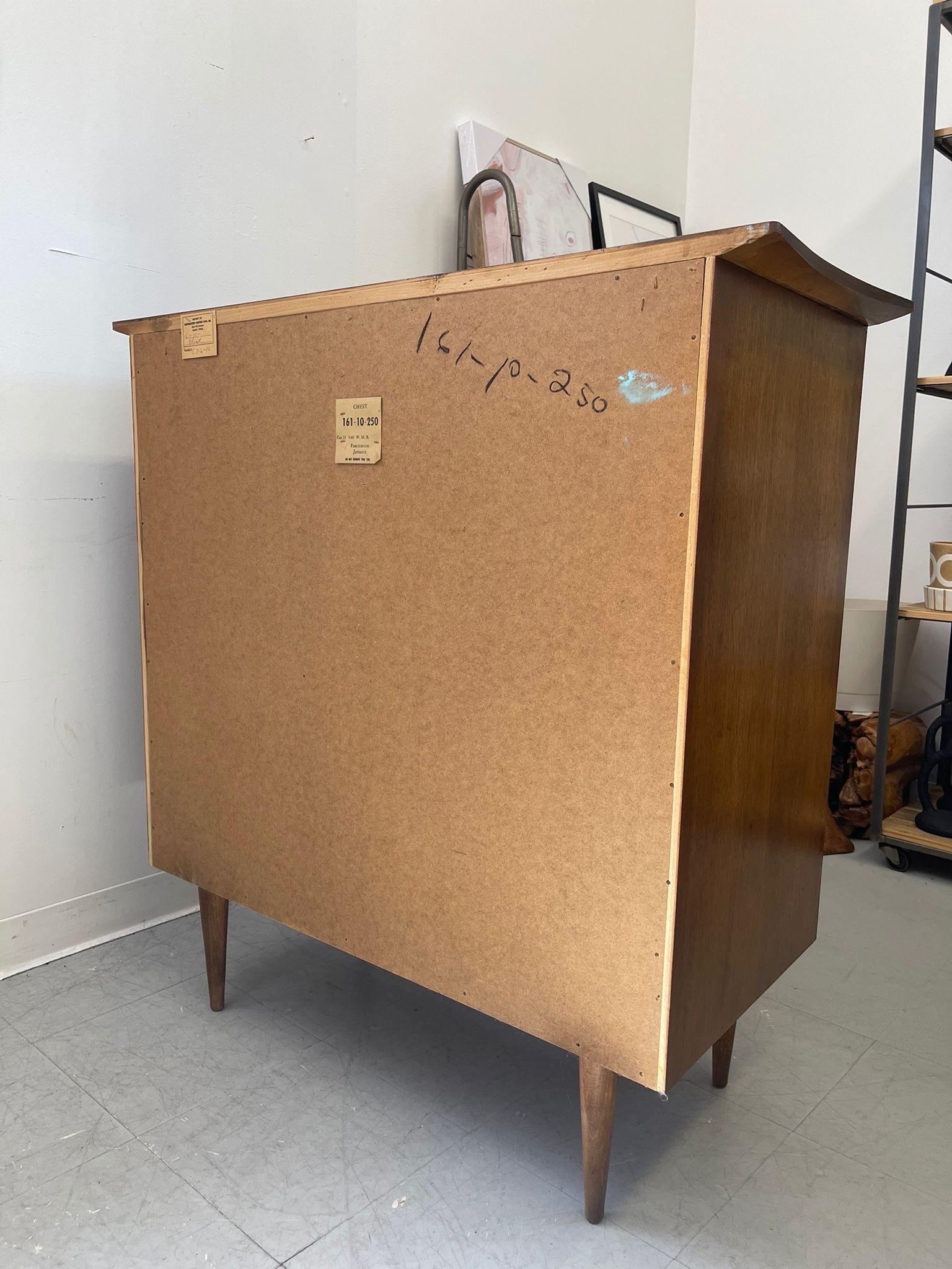 Vintage Mid Century Modern Atomic Shape Walnut Toned Dresser. For Sale 2