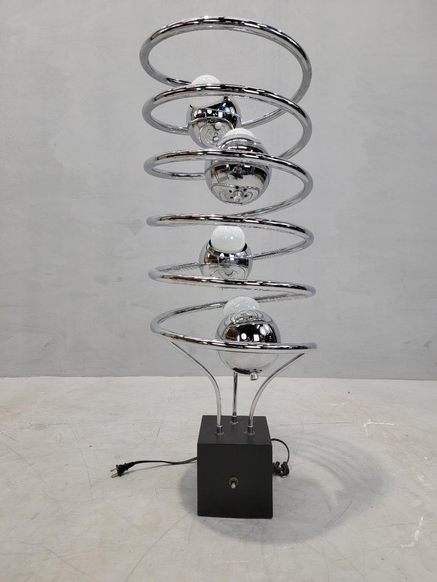 Lampadaire de table abstrait chromé atomique de l'ère spatiale moderne du milieu du siècle dernier

Cette lampe de table/plancher présente un design chromé tourbillonnant supportant 4 sphères lumineuses chromées. Chaque lampe dispose de 3 options de