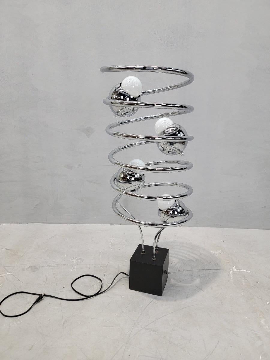 Mid-Century Modern Lampadaire de table abstrait chromé atomique de l'ère spatiale moderne du milieu du siècle dernier en vente