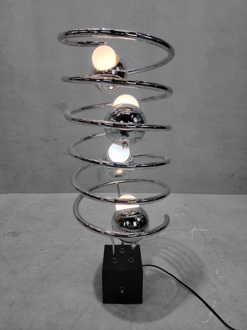 20ième siècle Lampadaire de table abstrait chromé atomique de l'ère spatiale moderne du milieu du siècle dernier en vente