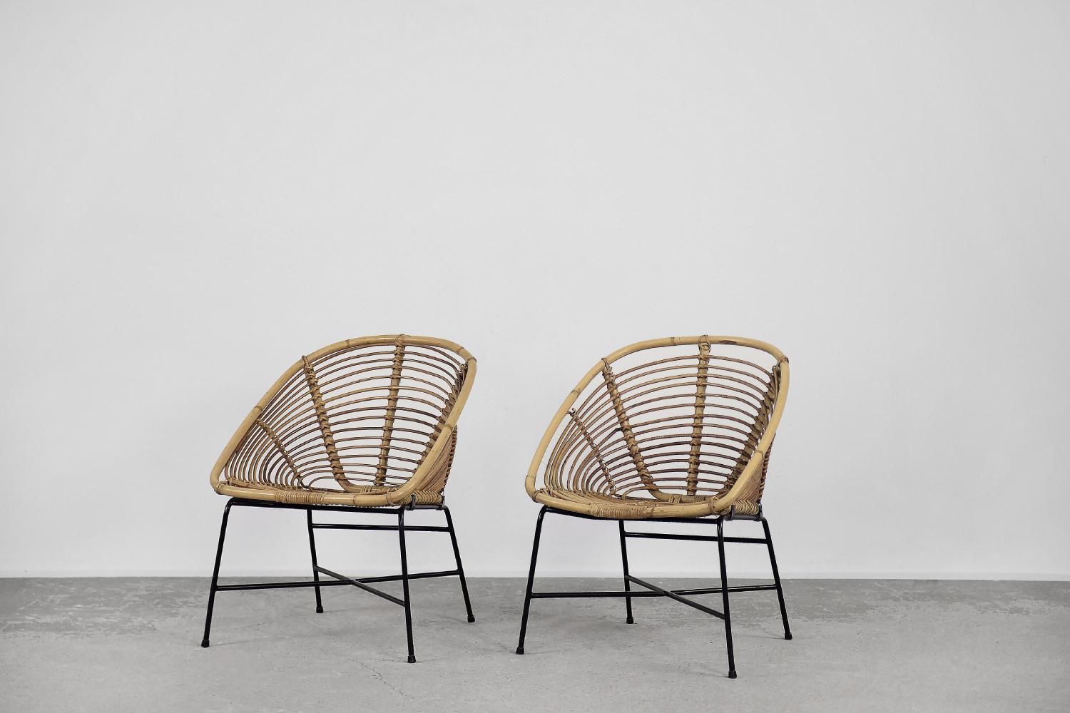 Pair of Vintage Mid-Century Modern Black Metal & Natural Bamboo Chairs, 1960s In Good Condition For Sale In Warszawa, Mazowieckie