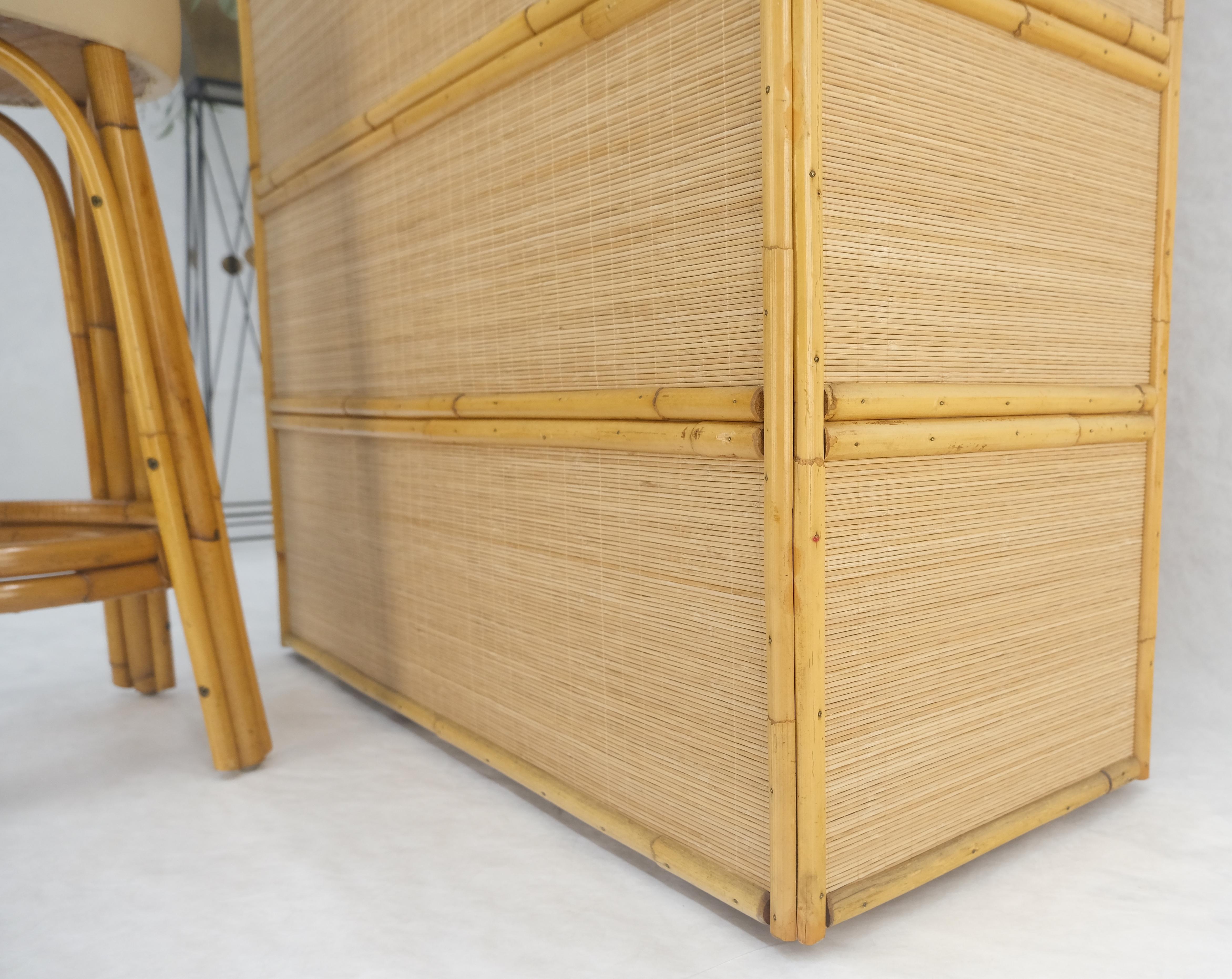 Barra de bar de ratán de bambú y par de taburetes a juego MINT en venta 2