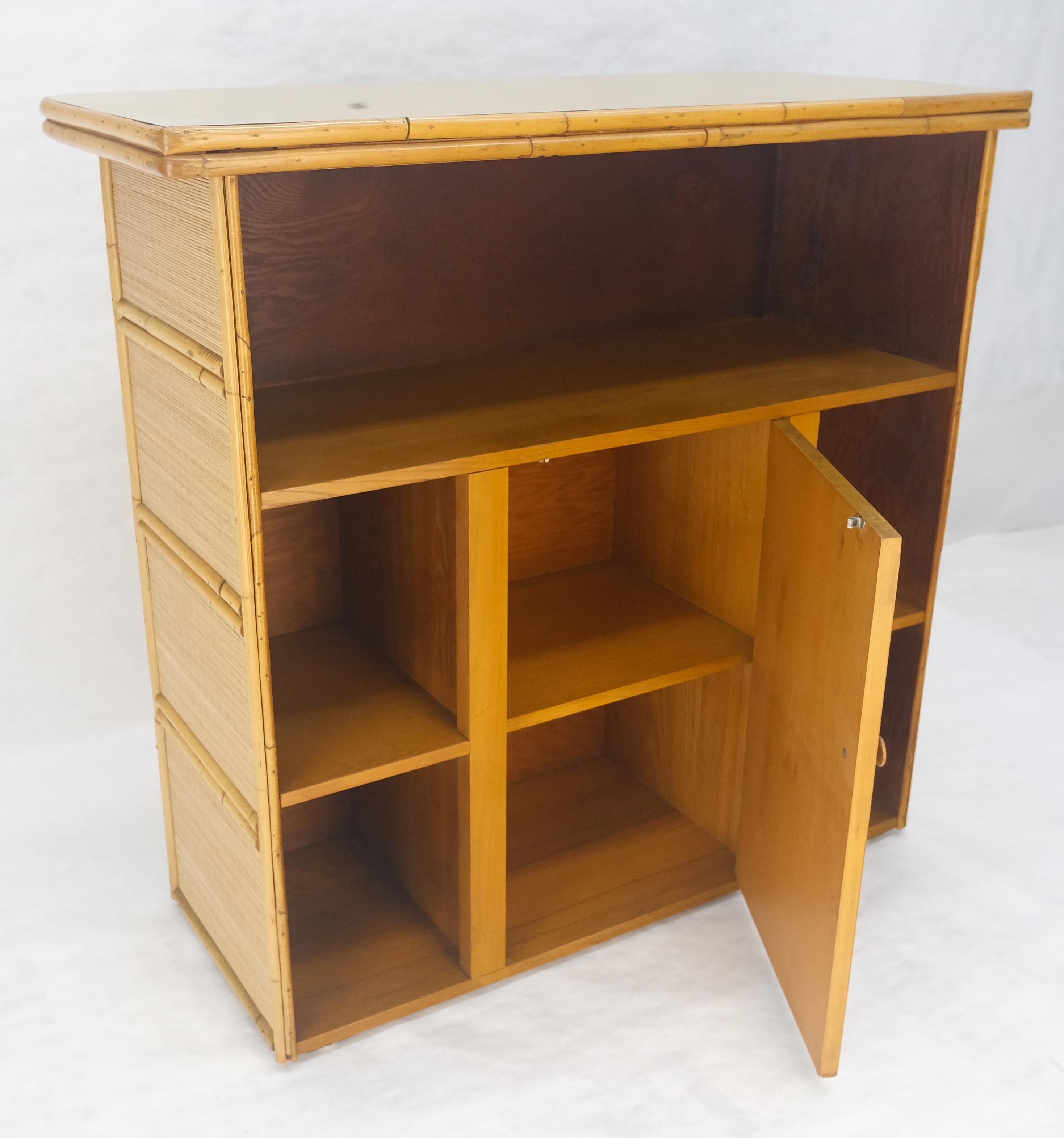 Barra de bar de ratán de bambú y par de taburetes a juego MINT
Dimensiones del taburete:
15