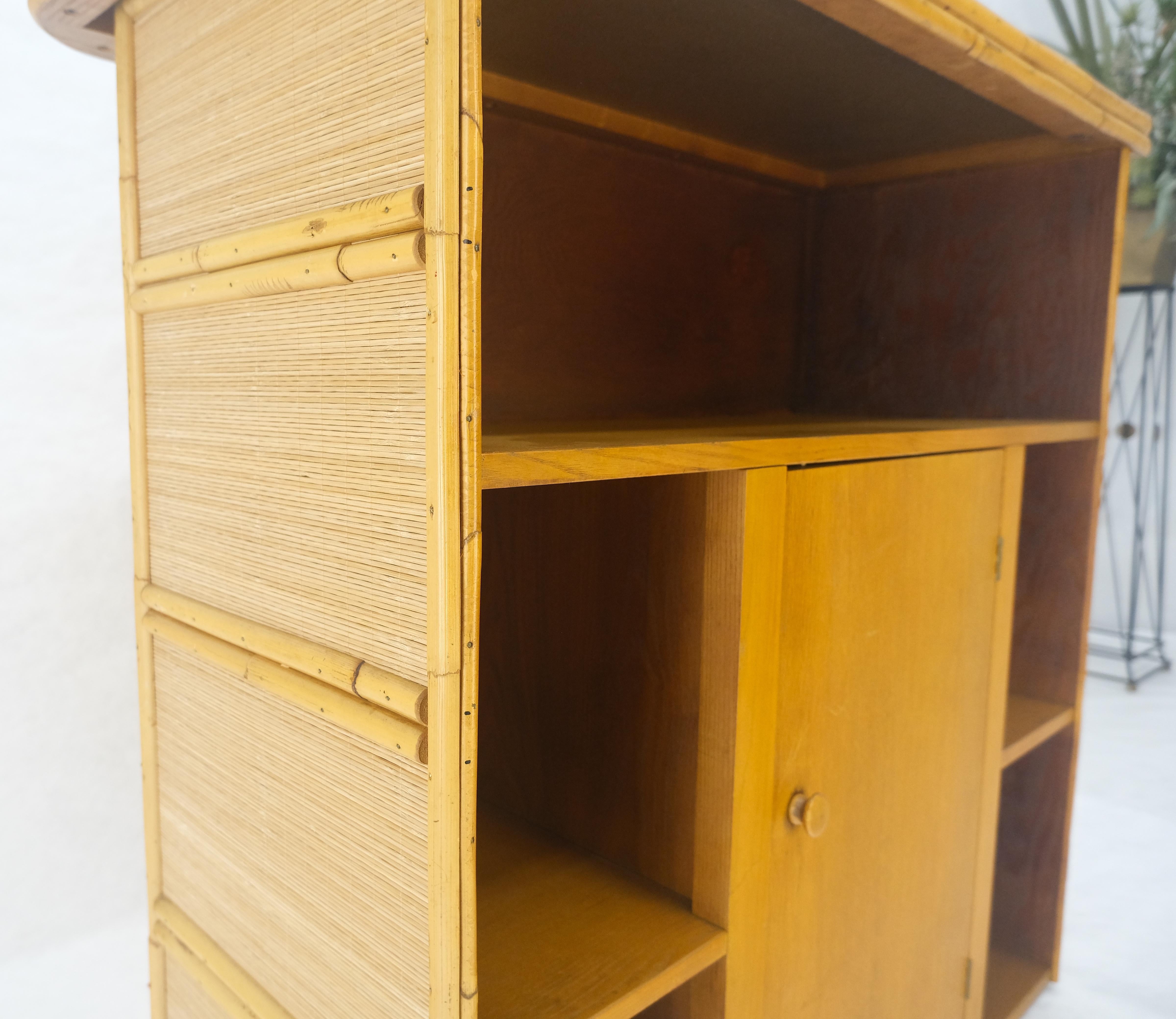 Barra de bar de ratán de bambú y par de taburetes a juego MINT Moderno de mediados de siglo en venta