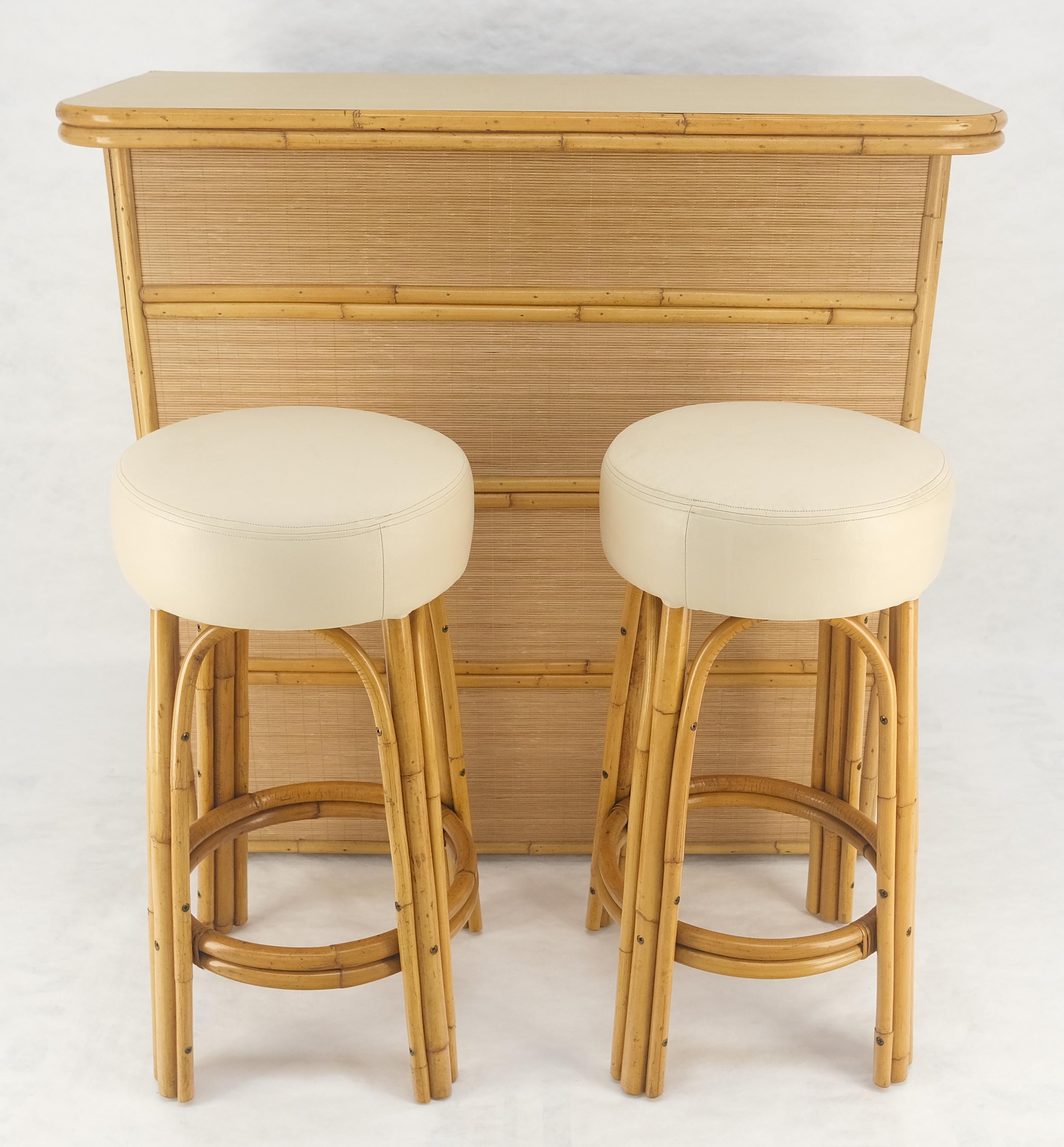Barra de bar de ratán de bambú y par de taburetes a juego MINT Estadounidense en venta