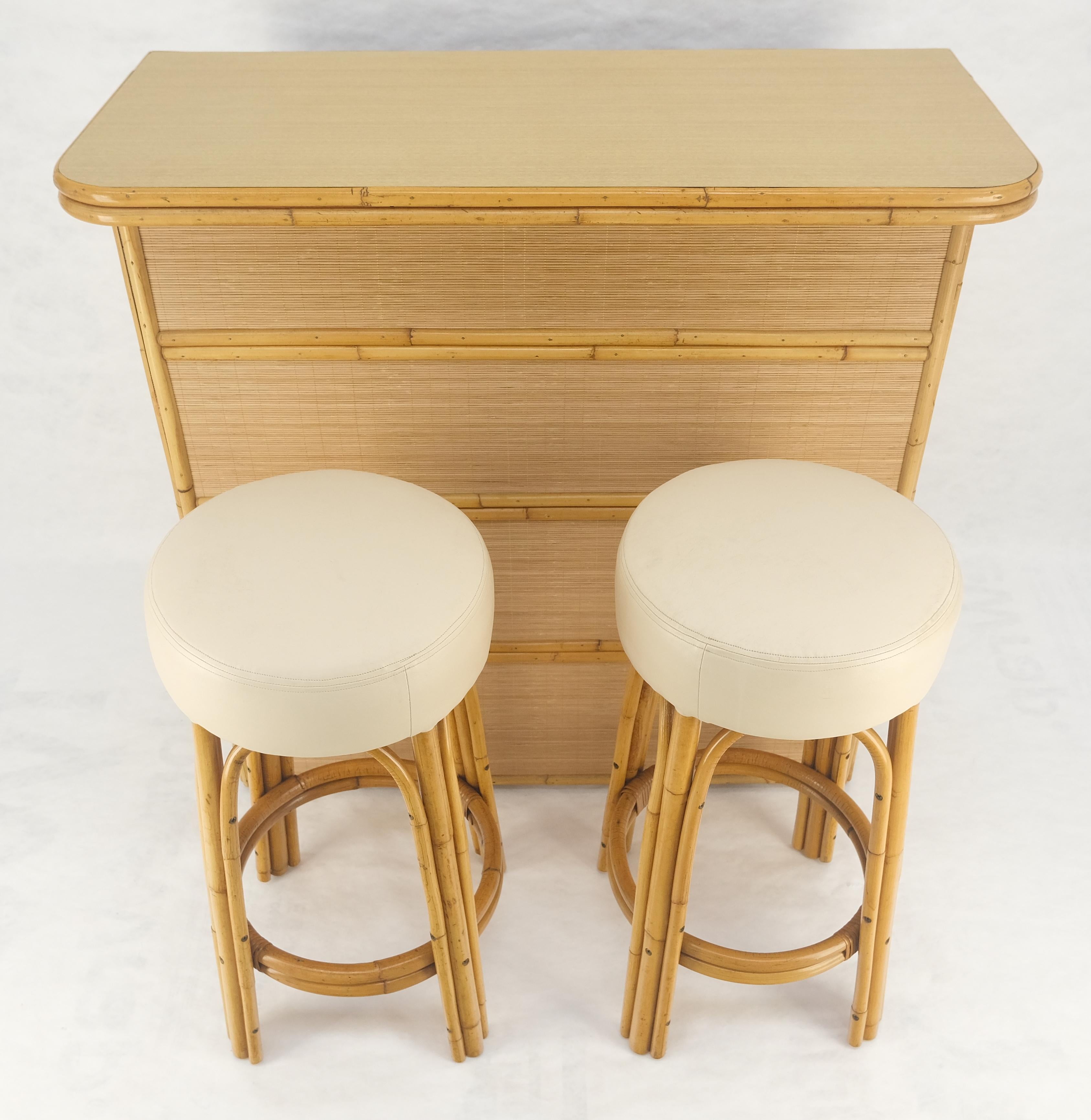 Barra de bar de ratán de bambú y par de taburetes a juego MINT Lacado en venta