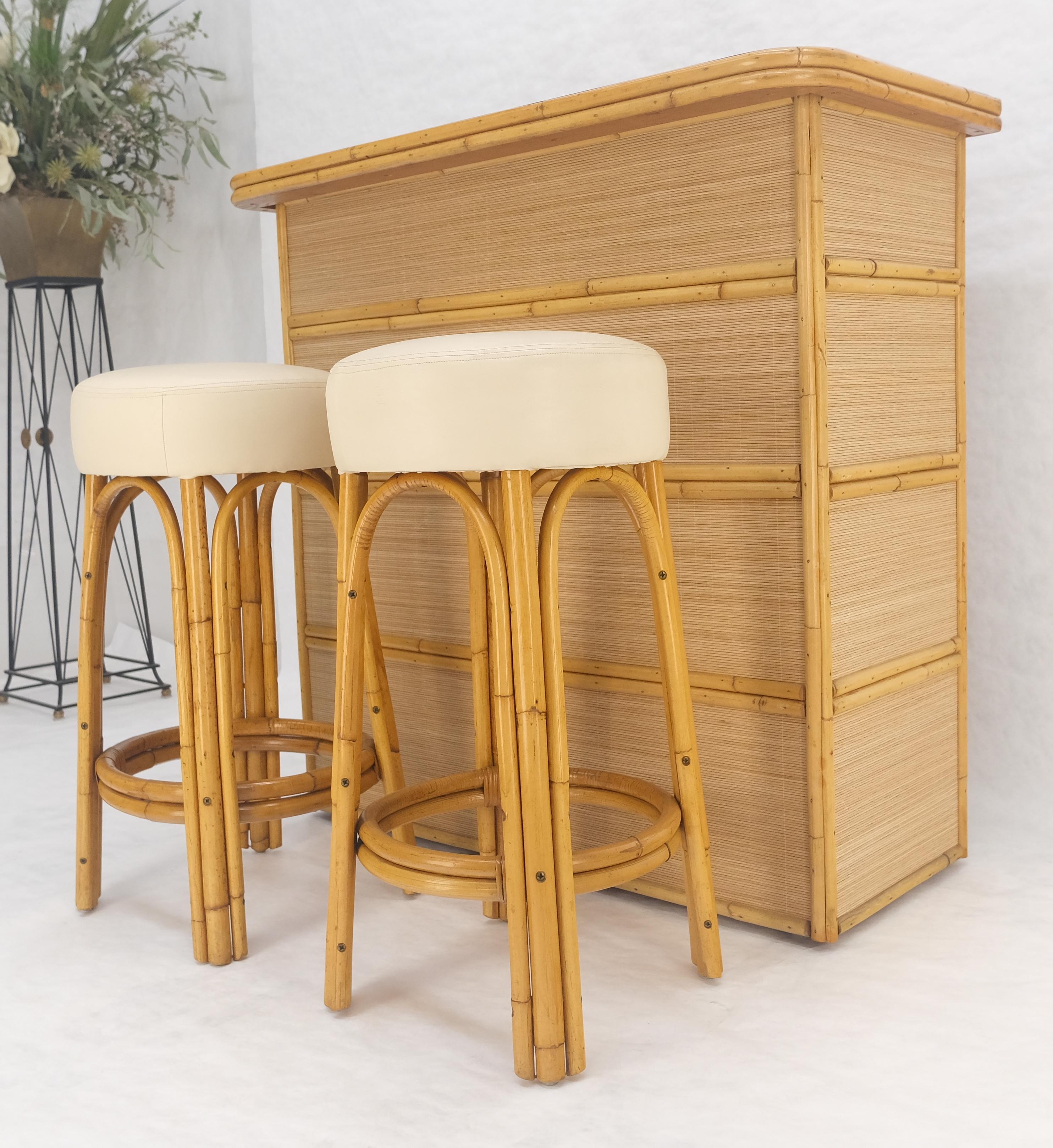 Barra de bar de ratán de bambú y par de taburetes a juego MINT en Excelente estado para la venta en Rockaway, NJ