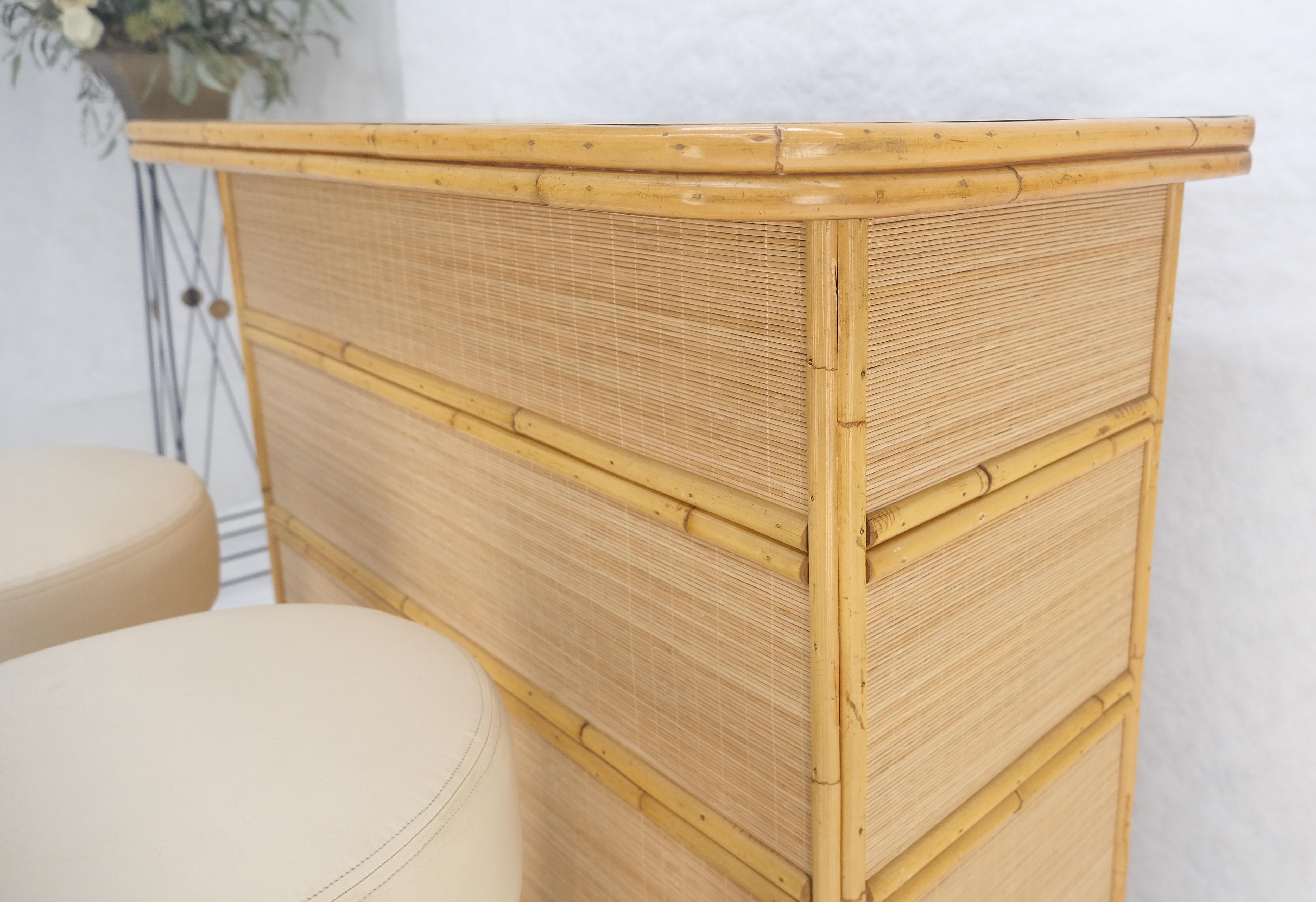 Barra de bar de ratán de bambú y par de taburetes a juego MINT siglo XX en venta