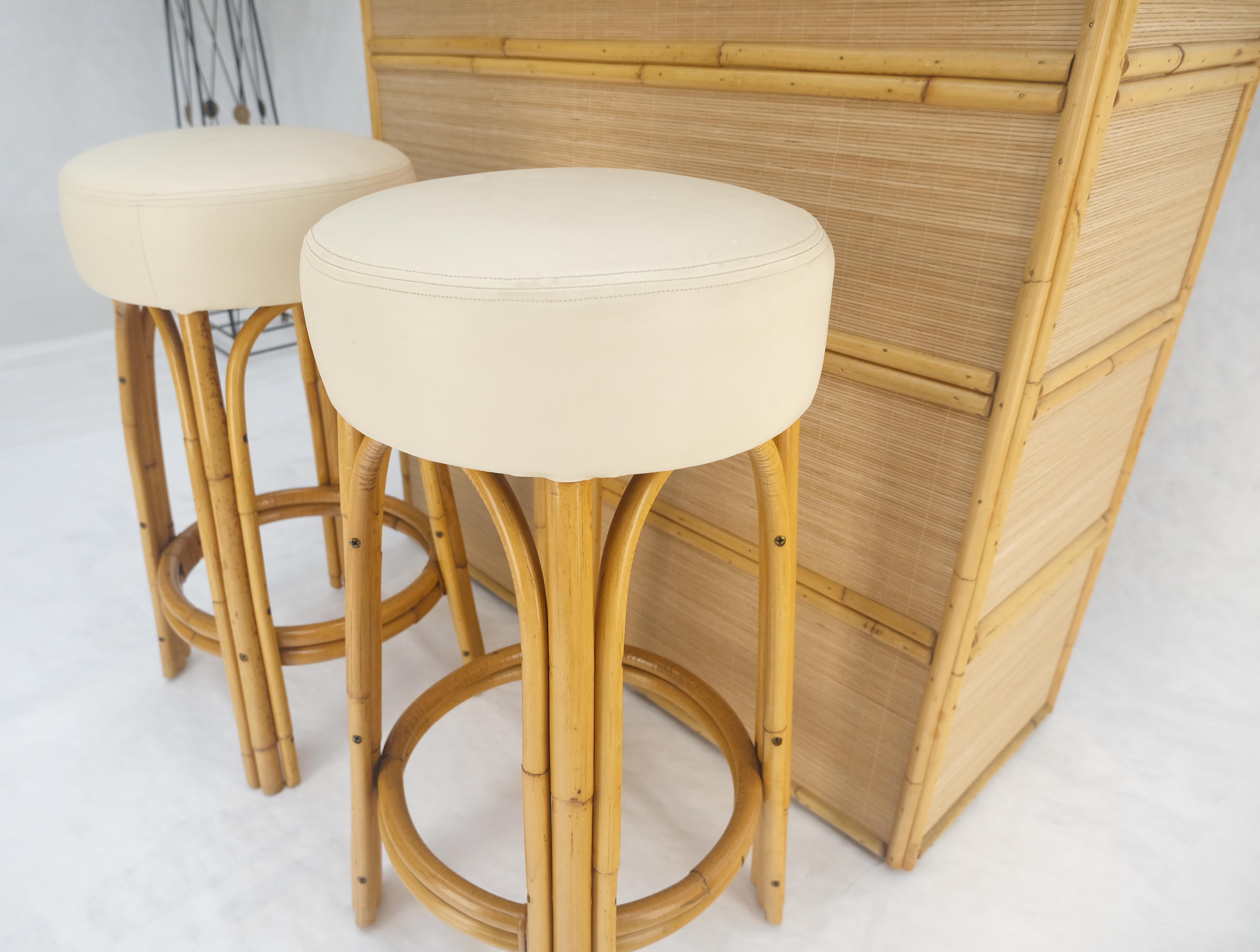 Barra de bar de ratán de bambú y par de taburetes a juego MINT Bambú en venta