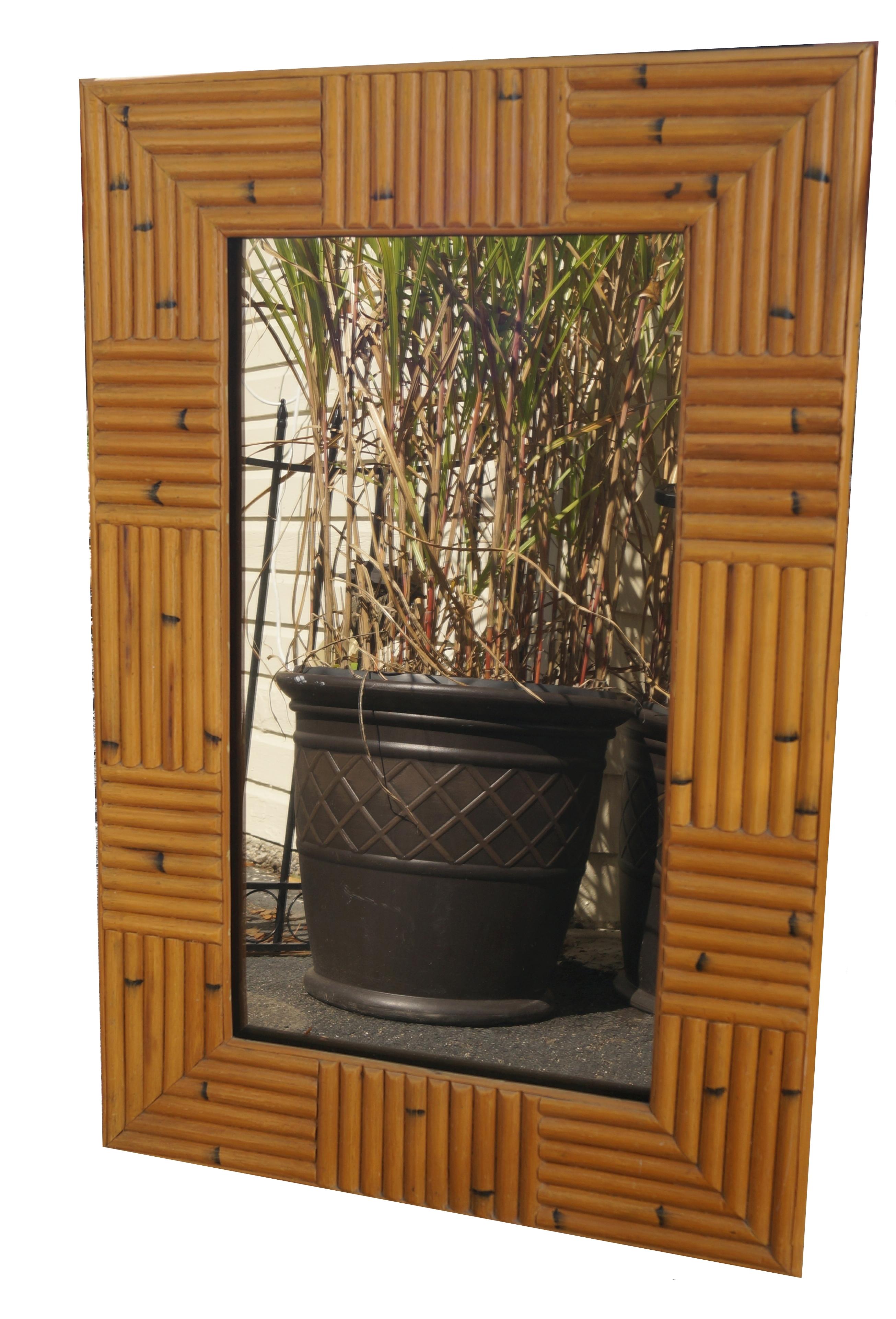 Espejo Vintage Mid Century Modern Bambú Ratán Bronce finales del siglo XX en venta