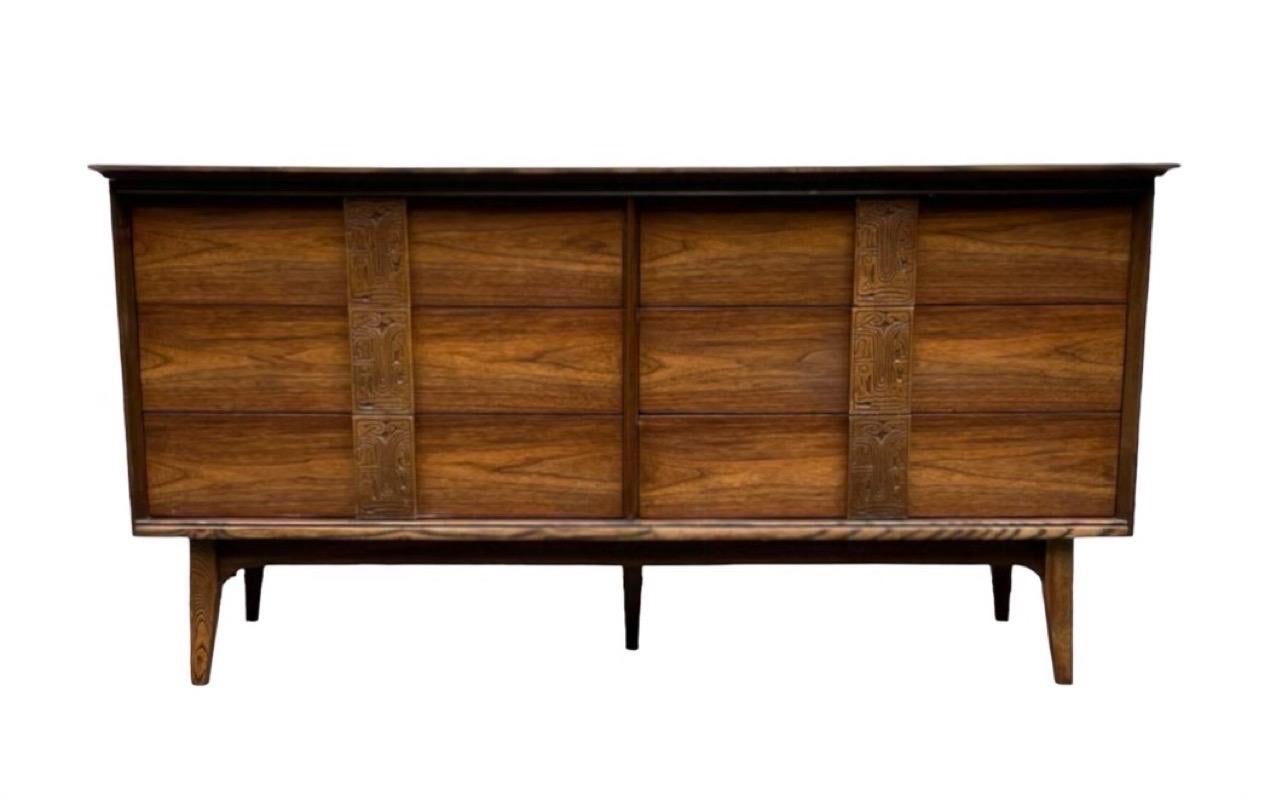 Vintage Mid-Century Modern bassett 6 drawer dresser dovetail drawers.

Dimensions. 60 W ; 19 D ; 31 H.