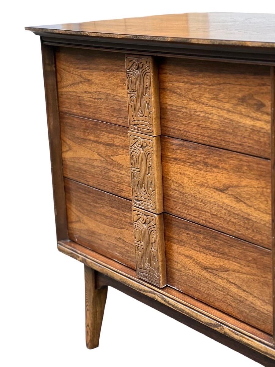 Fin du 20e siècle Vintage Mid Century Modern Bassett 6 Drawer Dresser Dovetail Drawers  en vente