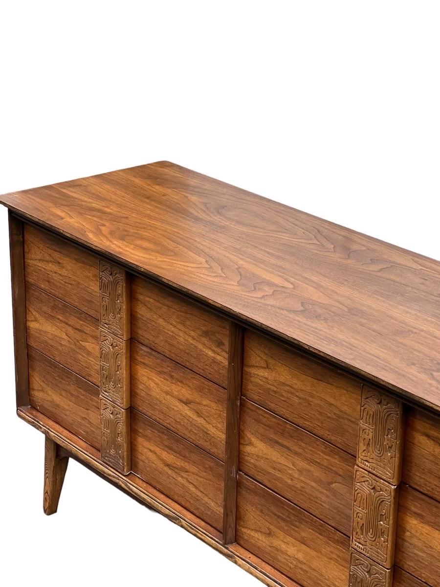 Wood Vintage Mid-Century Modern Bassett 6 Drawer Dresser Dovetail Drawers  For Sale