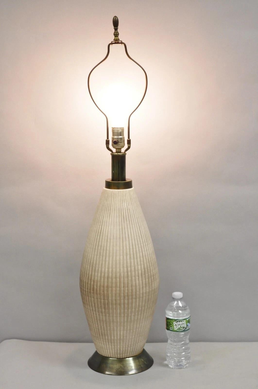 Vintage Mid Century Modern Beige Sculptural Ceramic Pottery Ribbed Table Lamp en vente 3