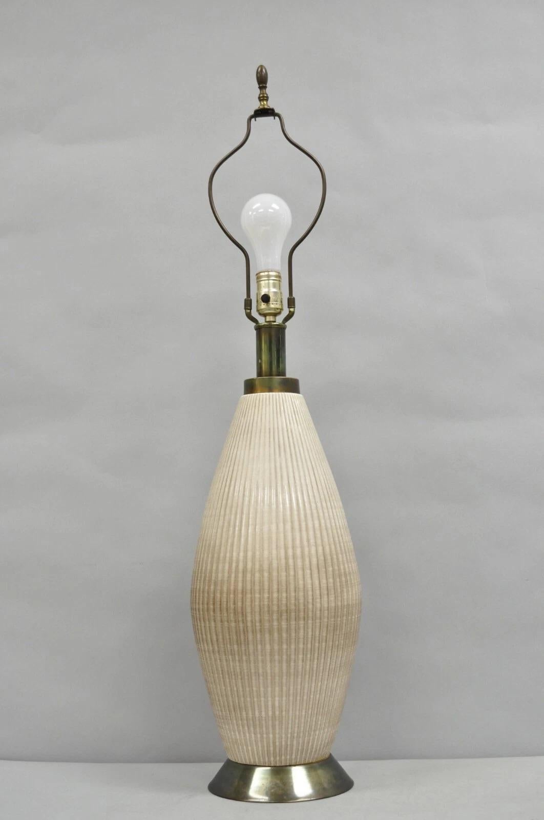 Vintage Mid Century Modern Beige Sculptural Ceramic Pottery Ribbed Table Lamp en vente 4