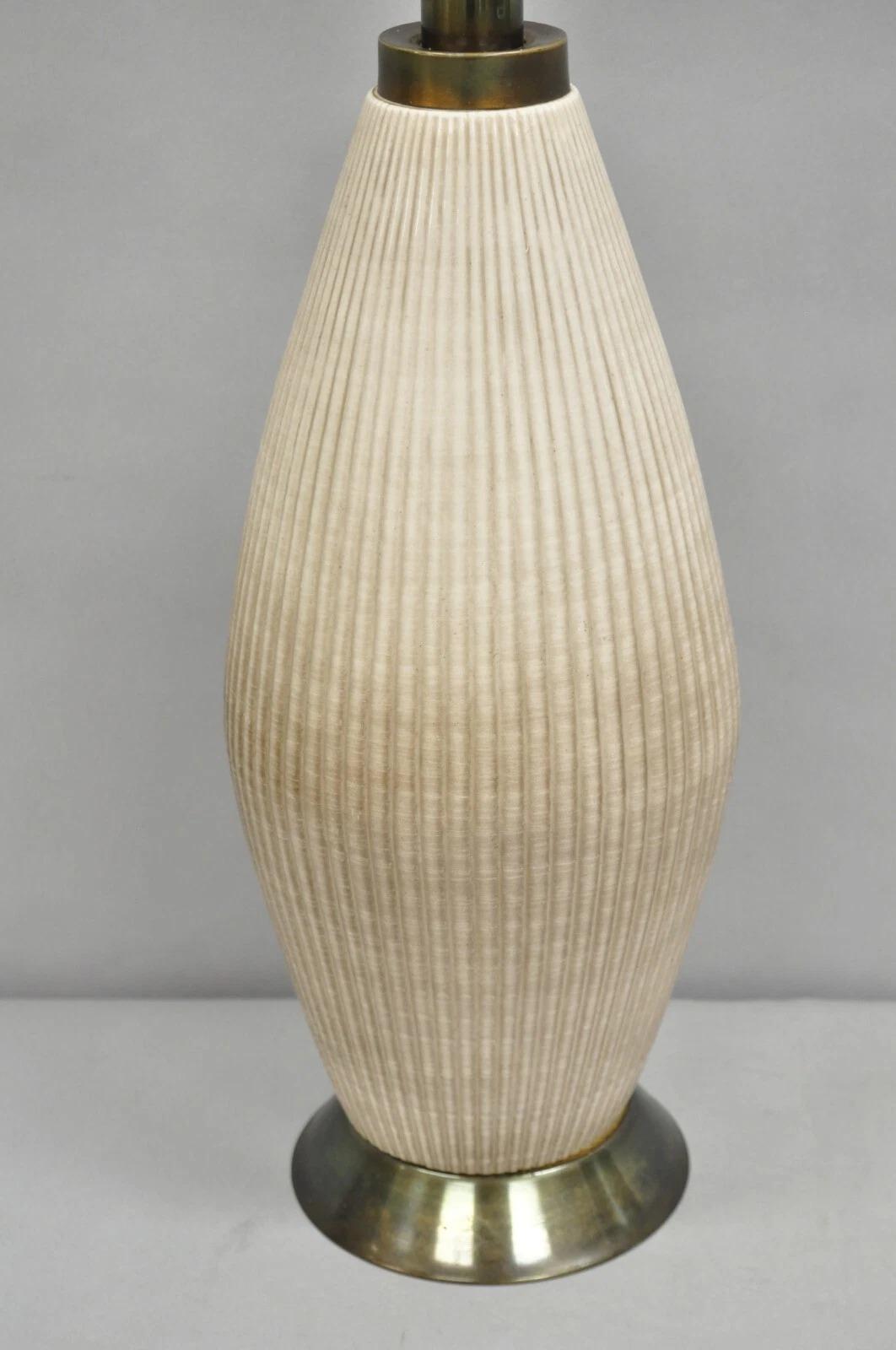 Vintage Mid Century Modern Beige Sculptural Ceramic Pottery Ribbed Table Lamp with Burnished Metal Mounts. Circa Mid 20th Century. Dimensions : 36,5