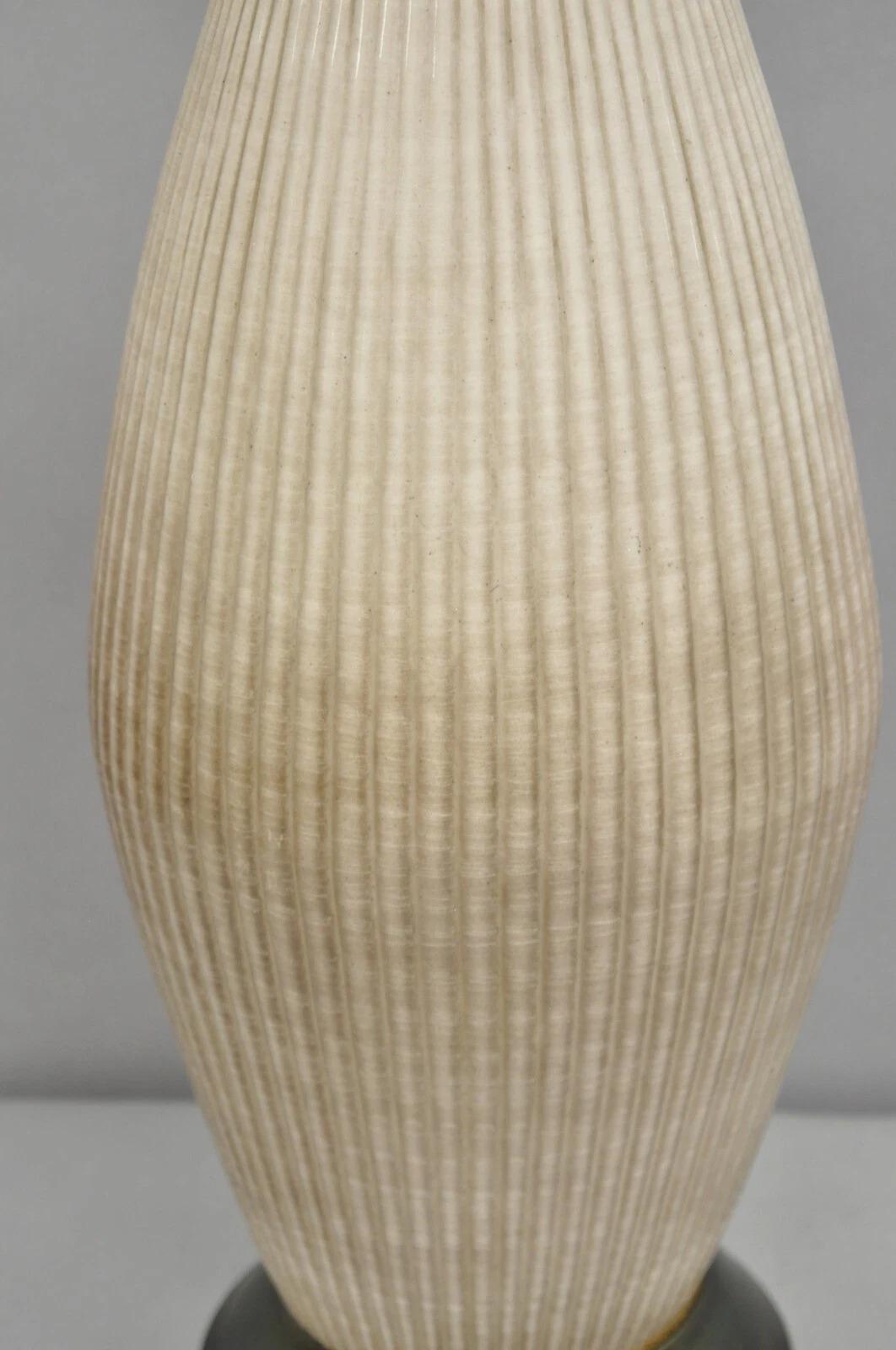 Mid-Century Modern Vintage Mid Century Modern Beige Sculptural Ceramic Pottery Ribbed Table Lamp en vente