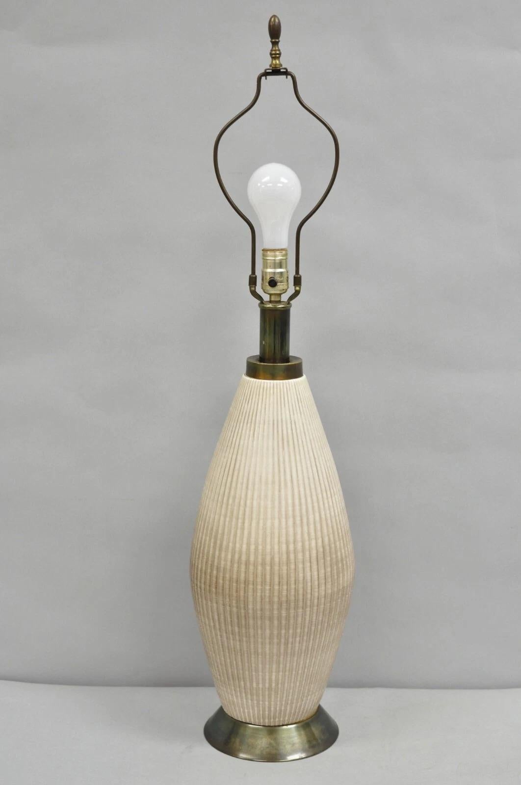 Inconnu Vintage Mid Century Modern Beige Sculptural Ceramic Pottery Ribbed Table Lamp en vente
